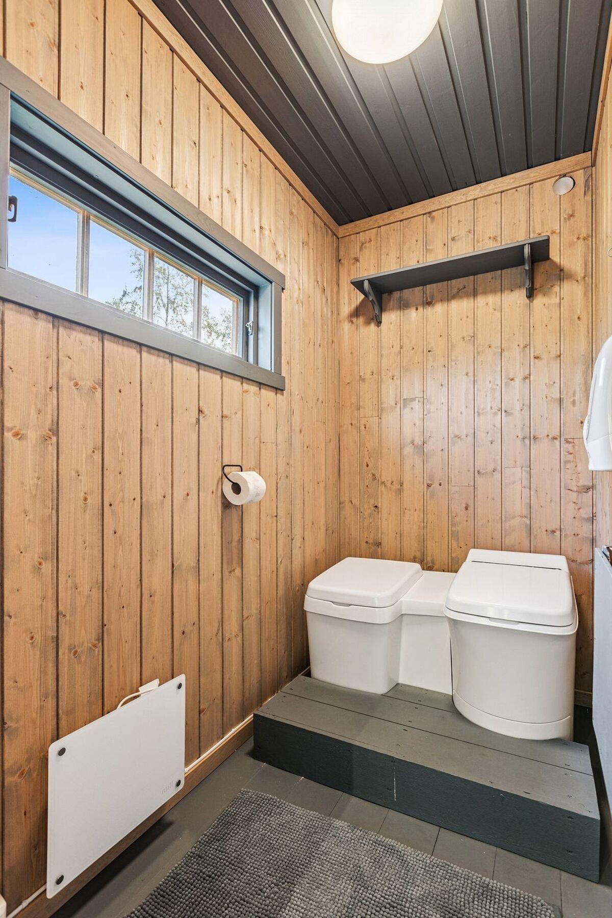 Praktisk toalettrom med forbrenningstoalett. Galleribilde