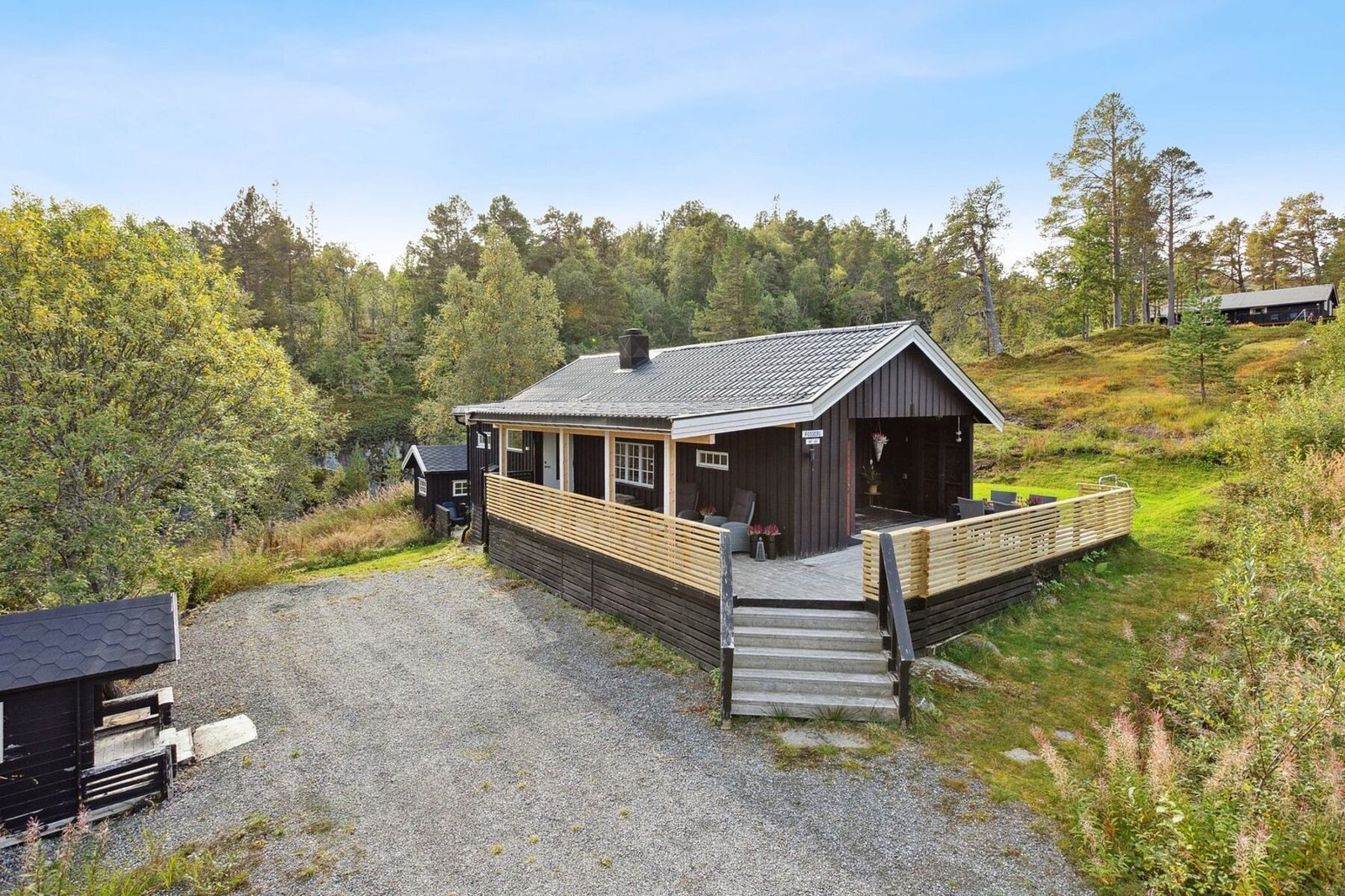 Eiendommen ligger praktisk til i et rolig hyttefelt med helårsvei helt frem til døra. Galleribilde