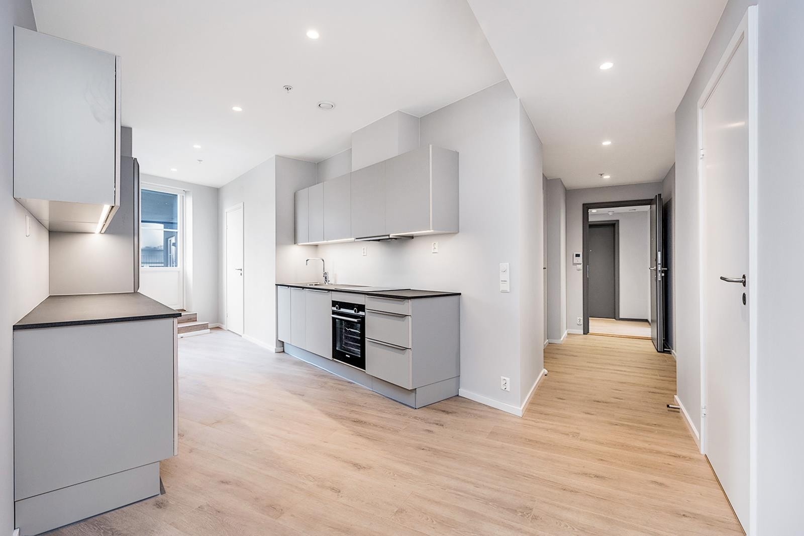 Delikat kjøkken. Kjøleskap, komfyr og oppvaskmaskin medfølger. Galleribilde