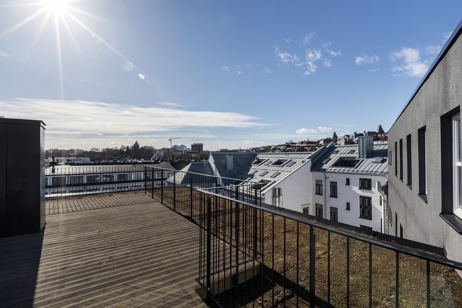 Takterrassen er romslig med plass til flere utemøbler Galleribilde