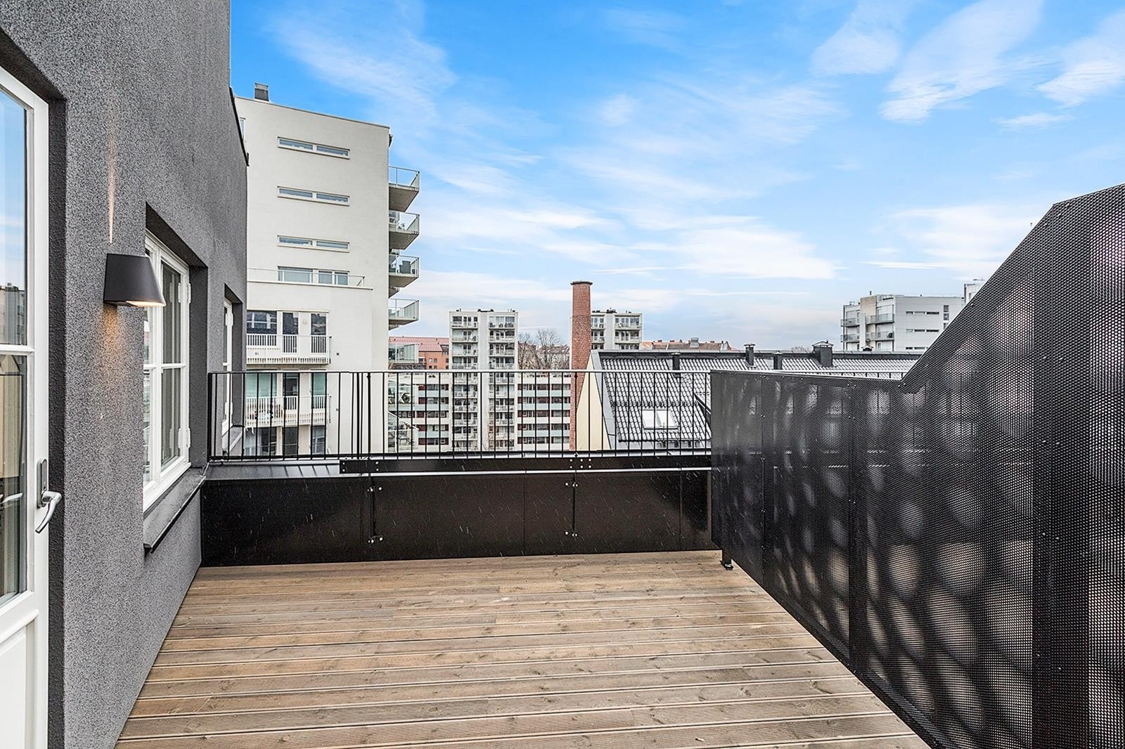 Romslig takterrasse med god plass til utemøbler - her kan lange sommerkvelder nytes Galleribilde