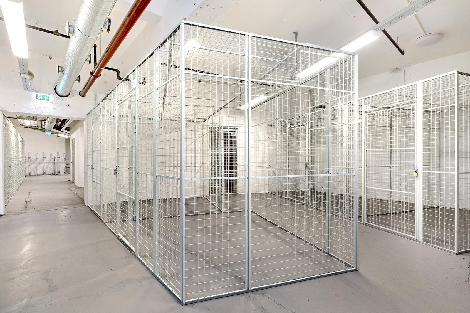 Boder med gode oppbevaringsmuligheter i kjelleren Galleribilde