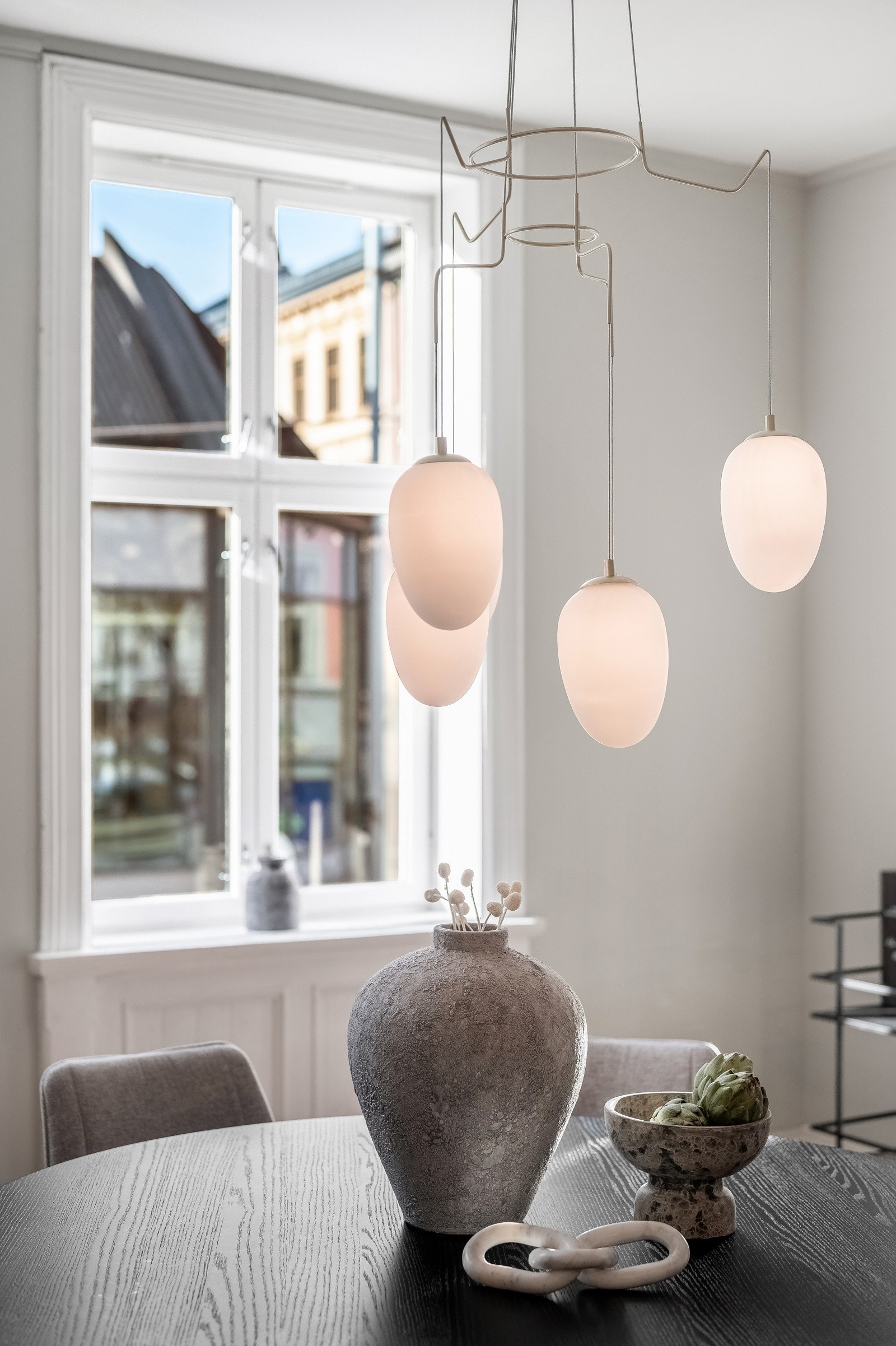 De store, klassiske vindusflatene gir godt med naturlig lysinnslipp. Galleribilde