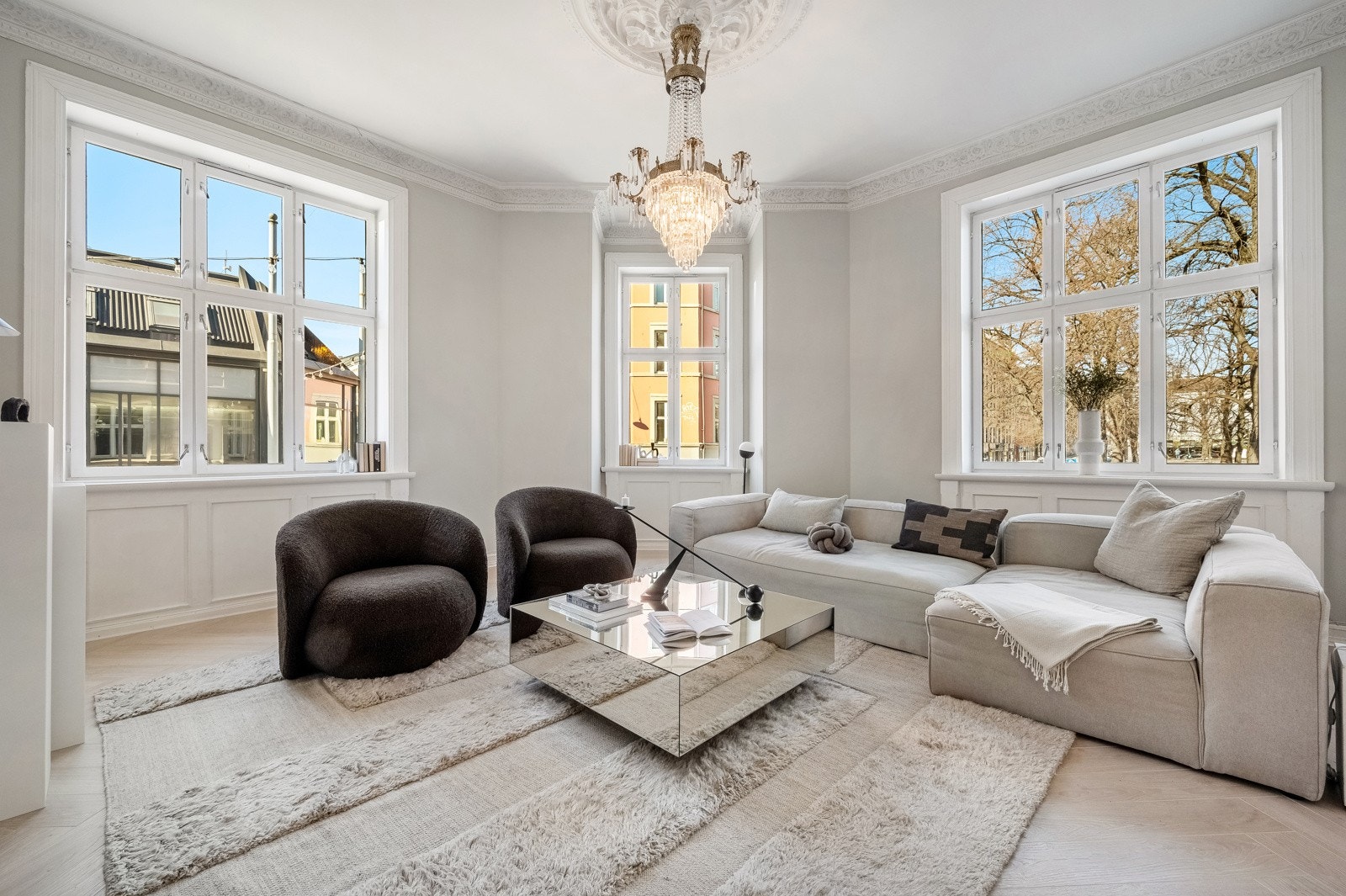 Stuen har en generøs takhøyde på 3,2 meter. Galleribilde