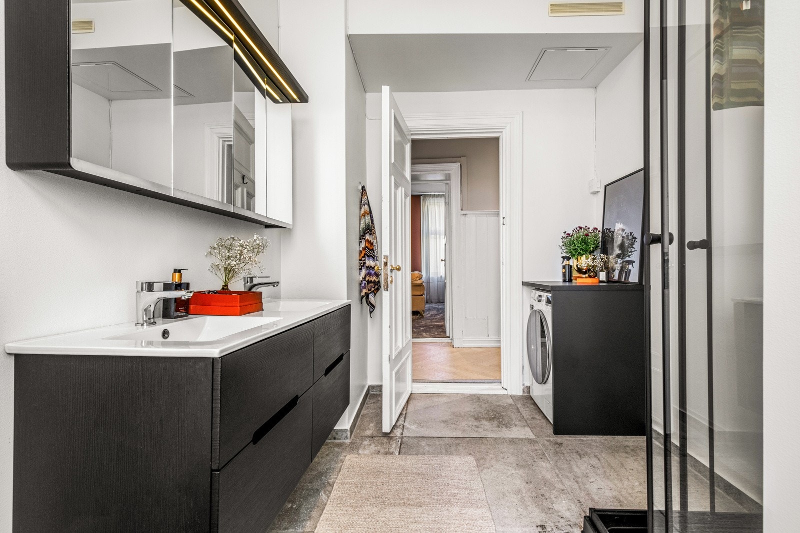 Det er varmekabler i gulv og opplegg for vaskemaskin, så her har du alt du trenger på baderommet! Galleribilde