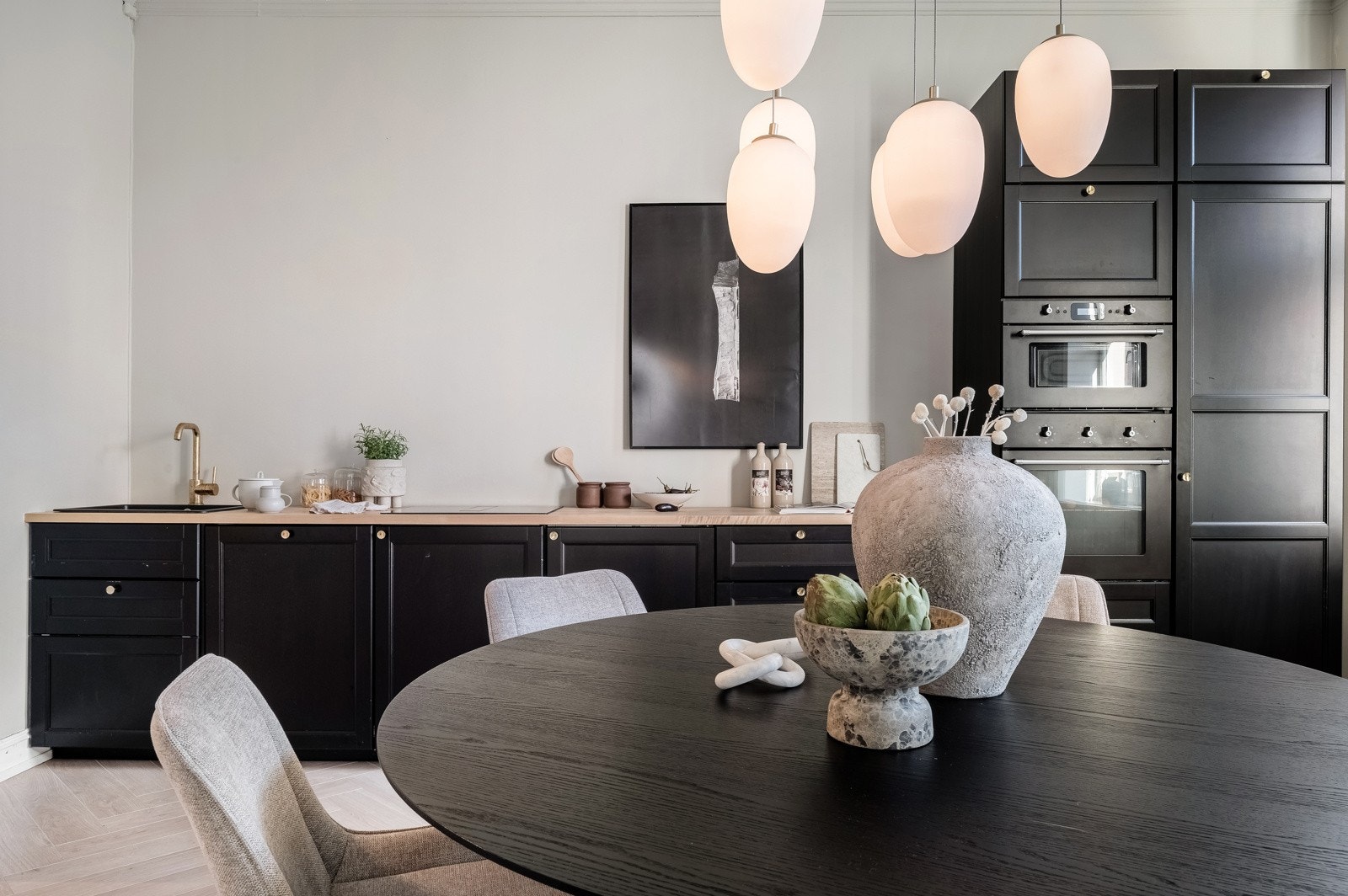 Lekker kjøkkeninnredning fra 2015 med god skap- og benkeplass. Galleribilde