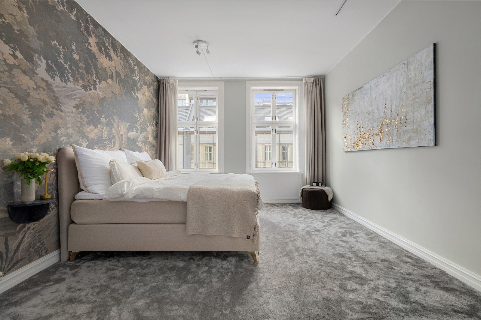 Soverommet oser av eleganse og femininitet. Gulvet er belagt med et mykt vegg-til-vegg teppe som gir rommet et eksklusivt og lunt preg. Galleribilde