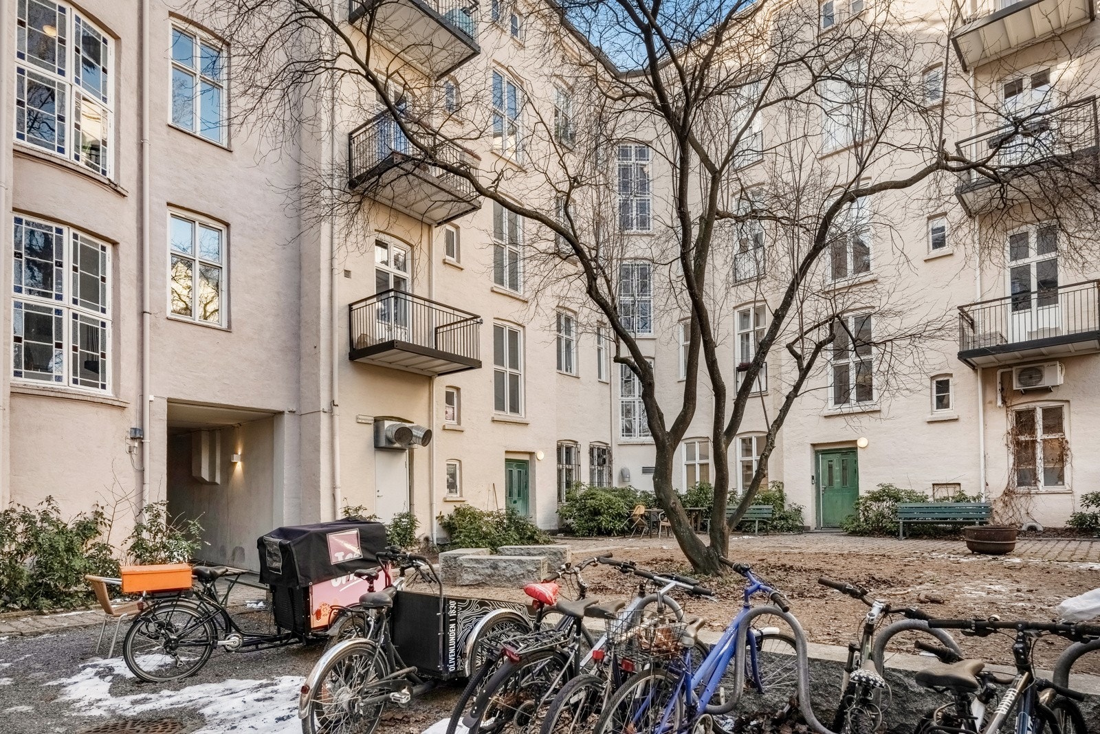 Bakgården er opparbeidet med sittegrupper og felles sykkelstativer. Galleribilde