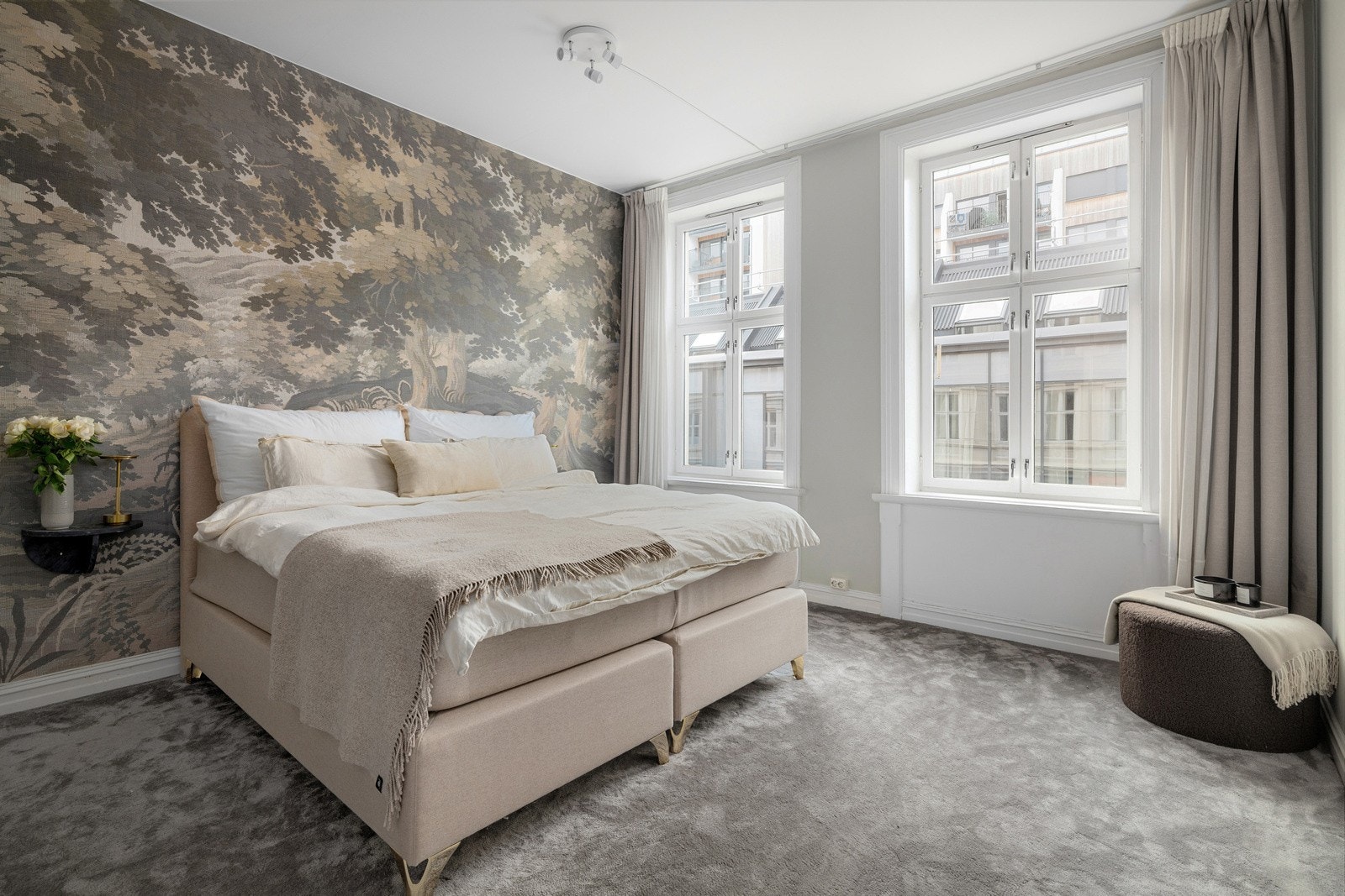 Stort og herskapelig hovedsoverom med god plass til alt du måtte trenge! Galleribilde