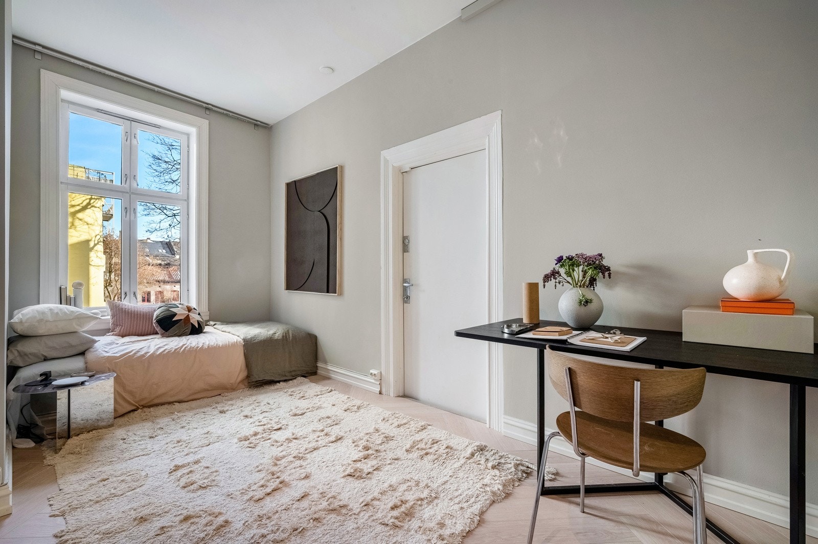 Det andre soverommet er av romslig størrelse med god plass til seng, kontorpult og øvrig møblement. Galleribilde