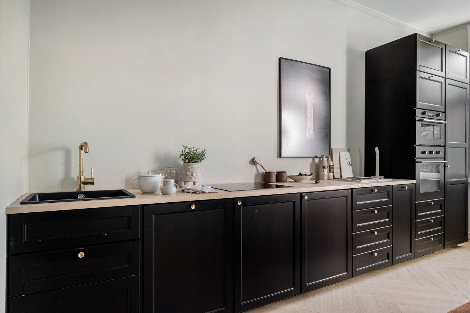 Innredningen har profilerte fronter og benkeplate av heltre i bjørk. Galleribilde