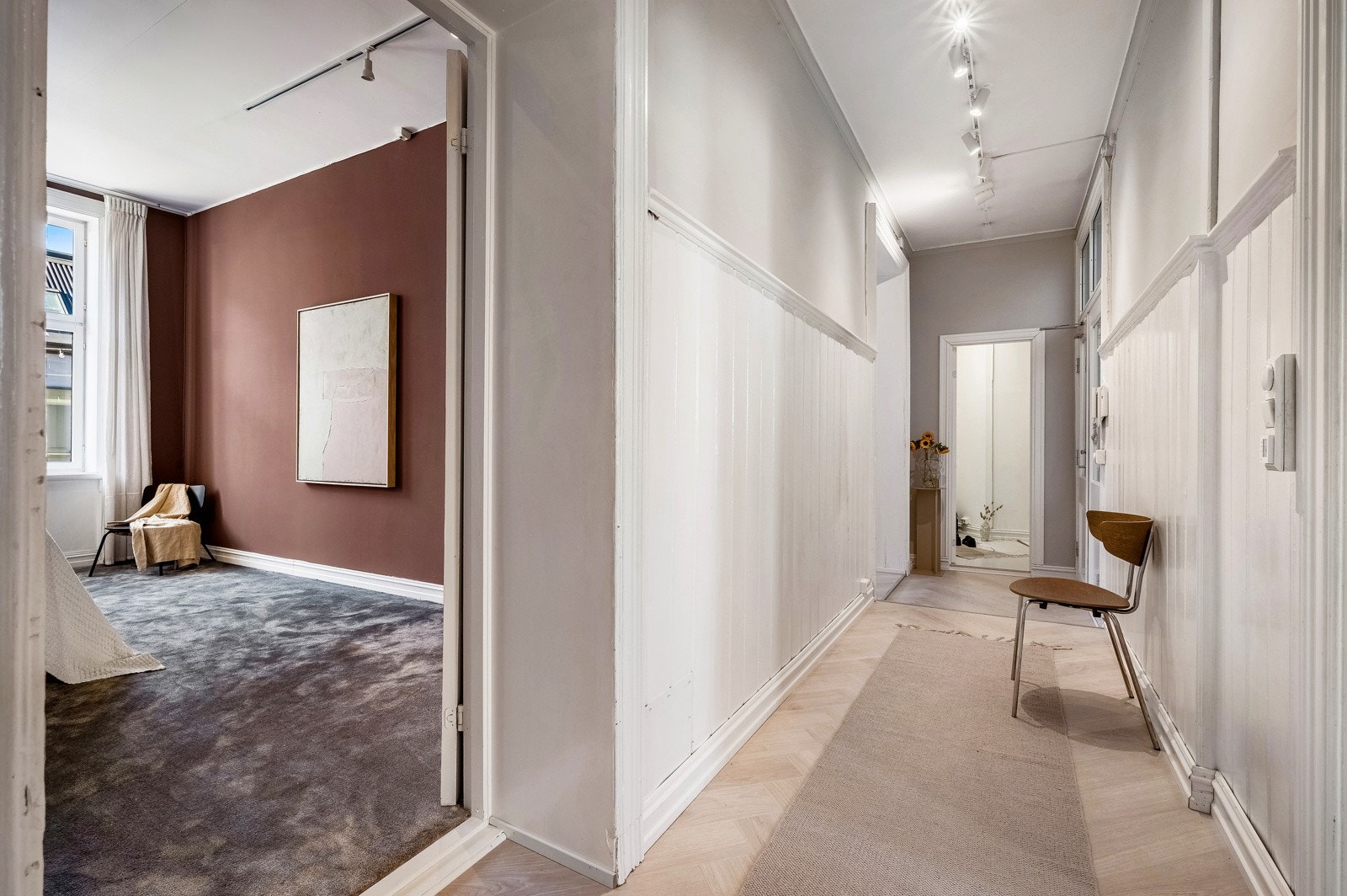 Det er god plass til å henge fra deg yttertøy. Galleribilde