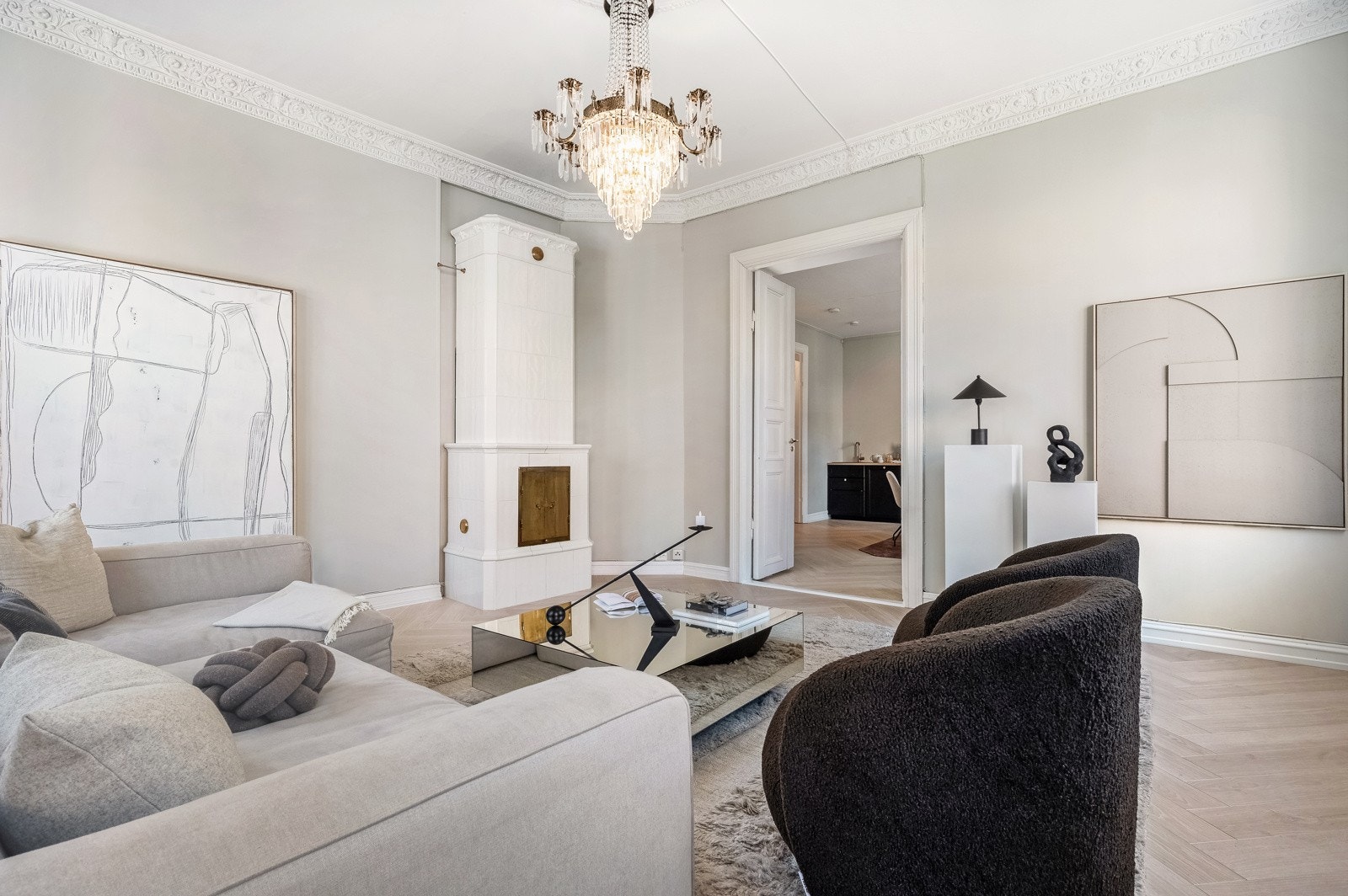 Du har en naturlig plass til både sofagruppe, TV med tilhørende møblement og ulike oppbevaringsløsninger. Galleribilde