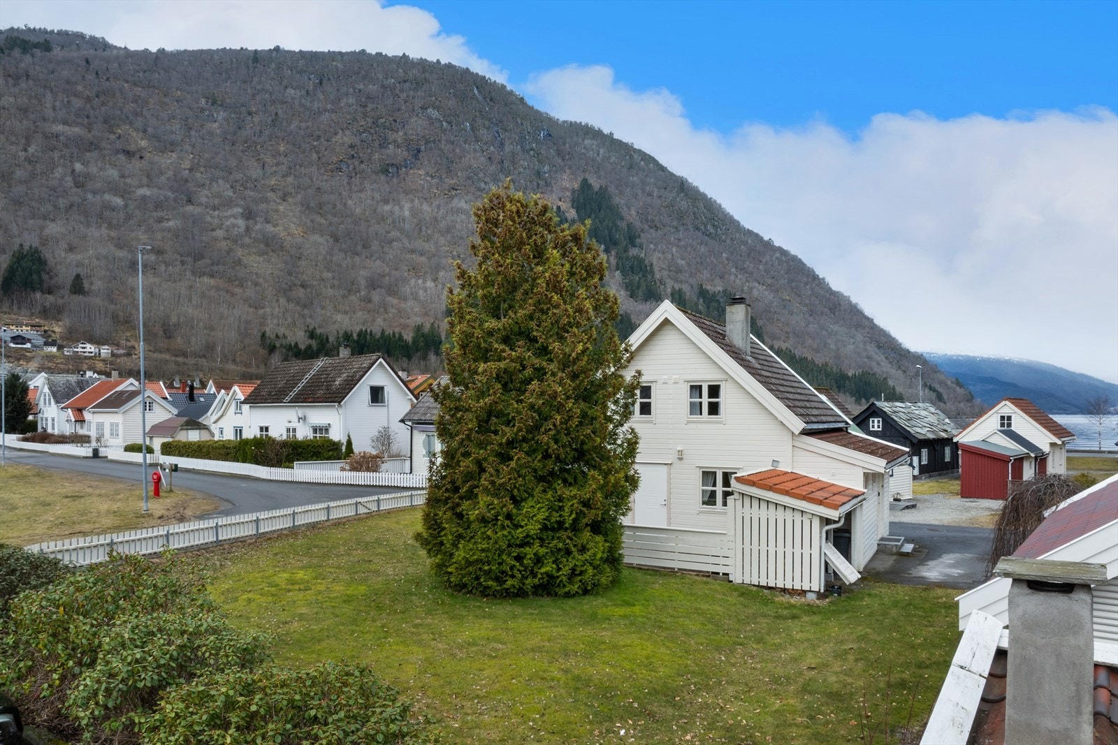 Uteområdet er opparbeida med tun og hageanlegg. Galleribilde