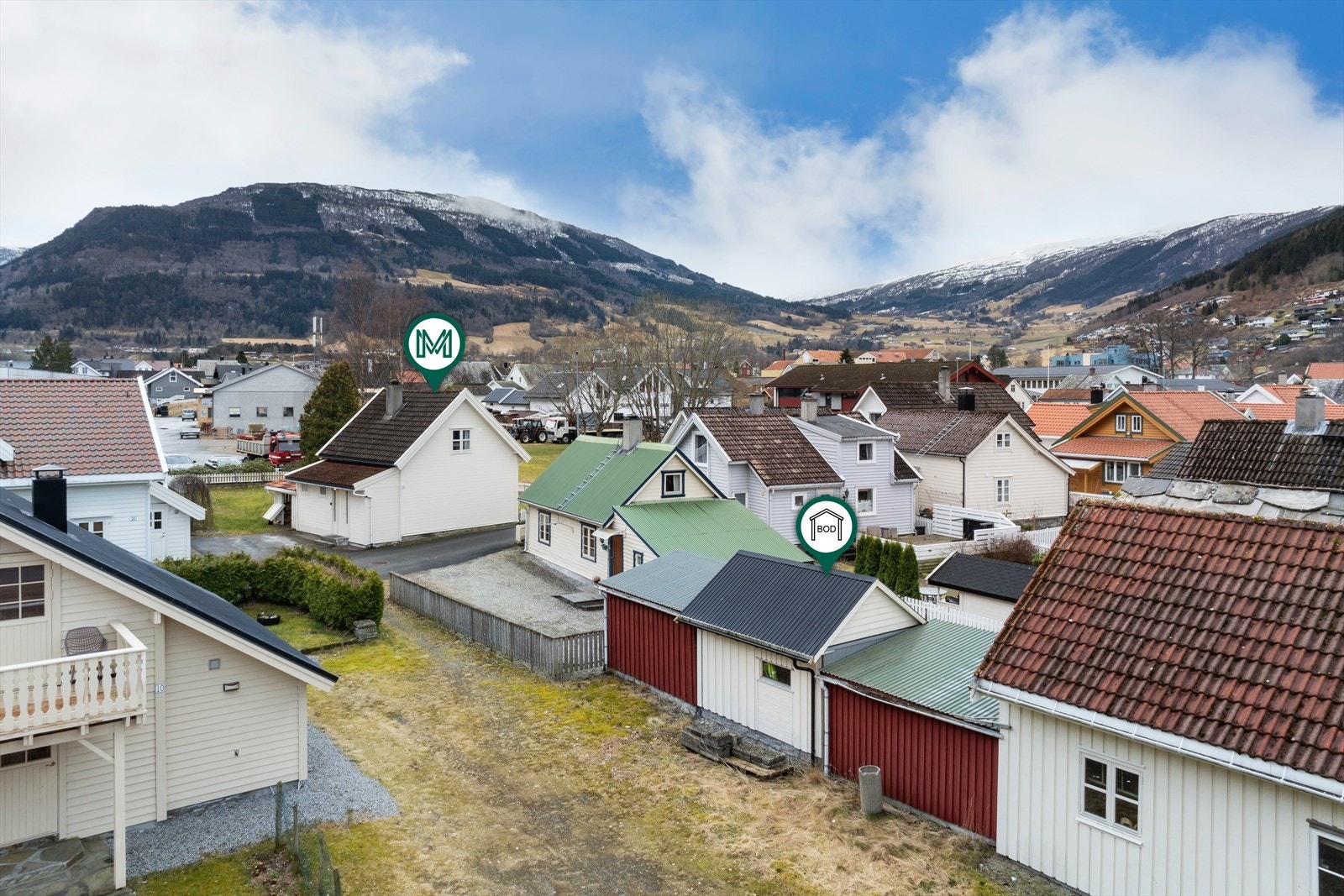 I tilllegg er det oppført enkel trekonstruksjon som er bygd saman med grannebygningane. Galleribilde