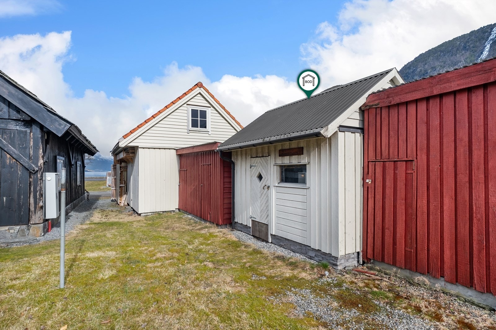 Uthuset er oppført med enkel trekonstruksjon. Galleribilde