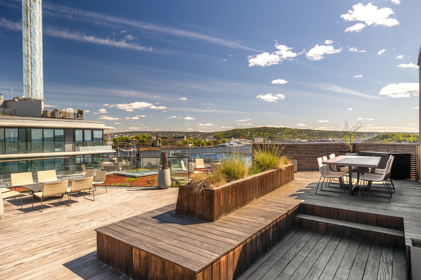 Det er flere soner med sittegrupper, samt nydelig beplantning. Galleribilde