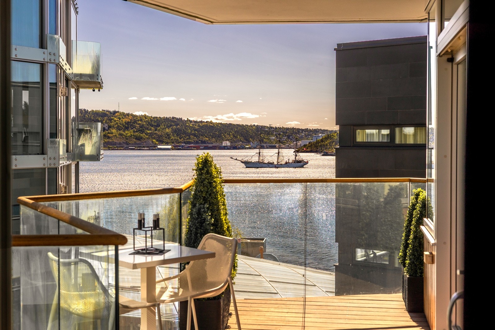 Leiligheten har fjordutsikt mot både øst og syd, hvor dette blir viser utsikten mot øst. Galleribilde