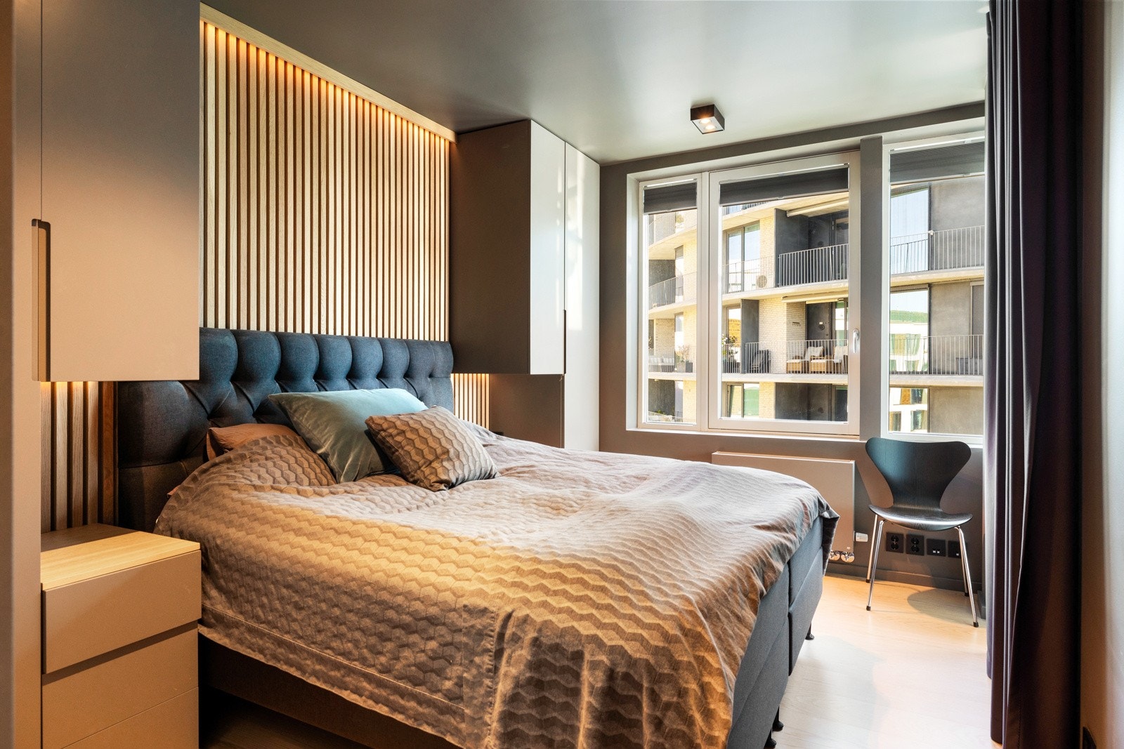 Hovedsoverommet oppleves svært innbydende med de samme lekre innredningene fra Framnæs Interiør og måltilpassede plissegardiner som medfølger. Galleribilde