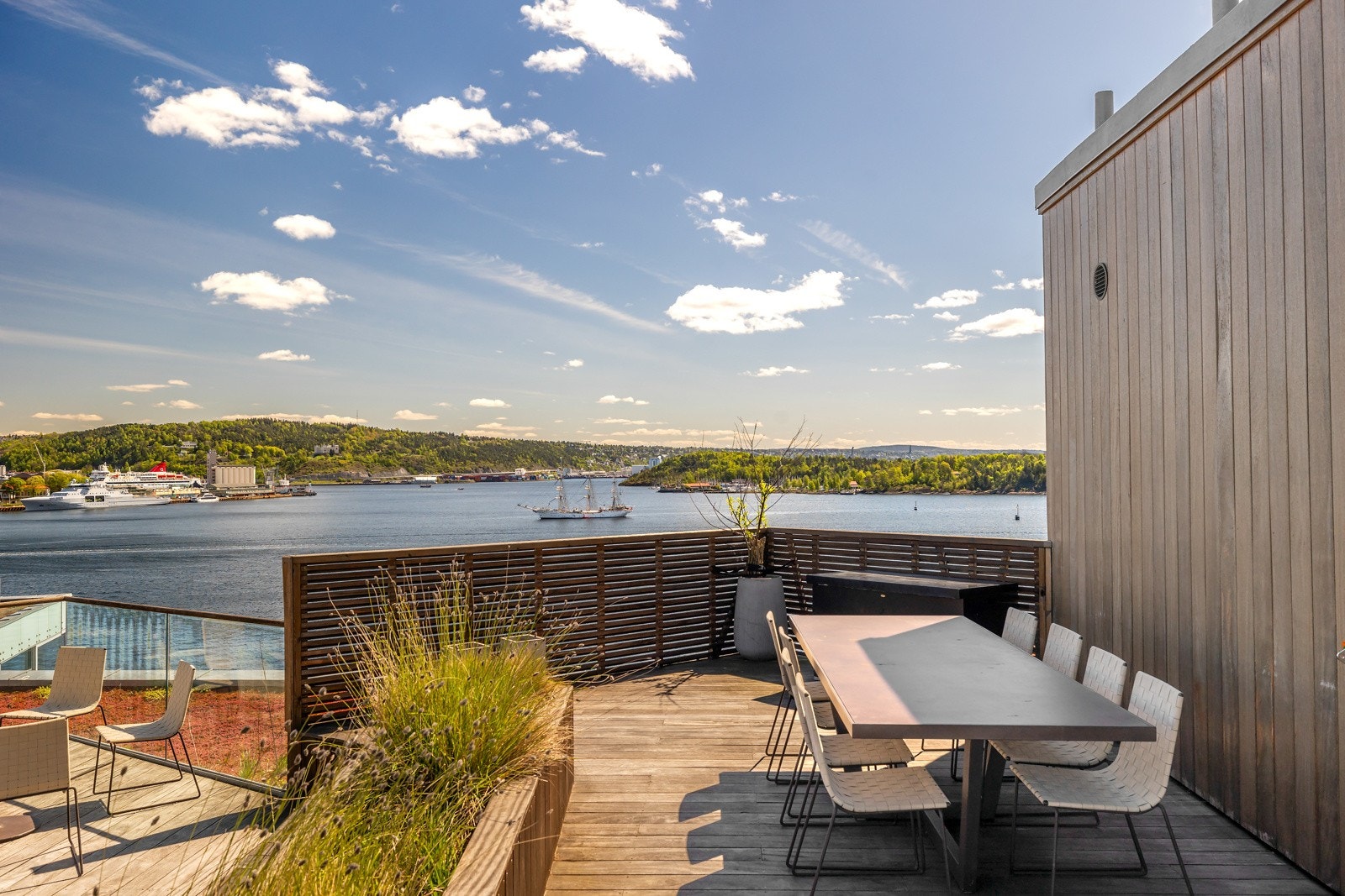 Takterrassen byr på sol "hele dagen" og spektakulær utsikt! Galleribilde