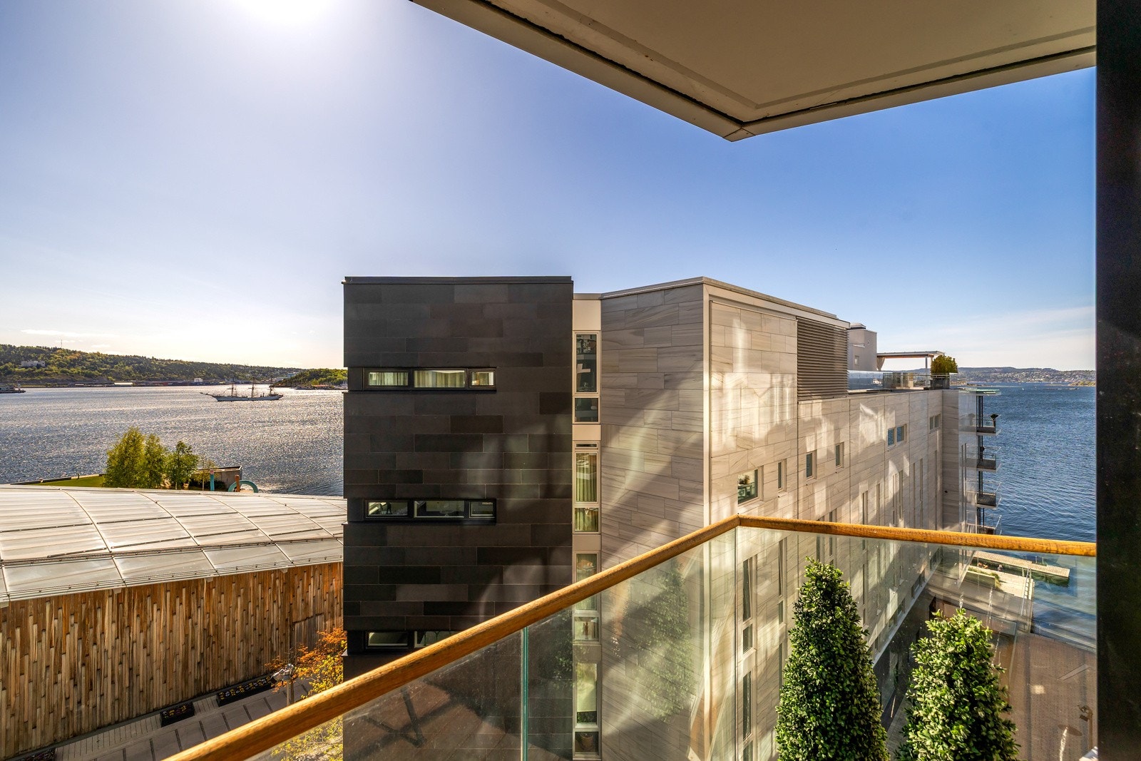 Til venstre i bildet ser man blant annet taket på Astrup Fearnley Museet for moderne kunst, tegnet av den verdensberømte Renzo Piano. Galleribilde