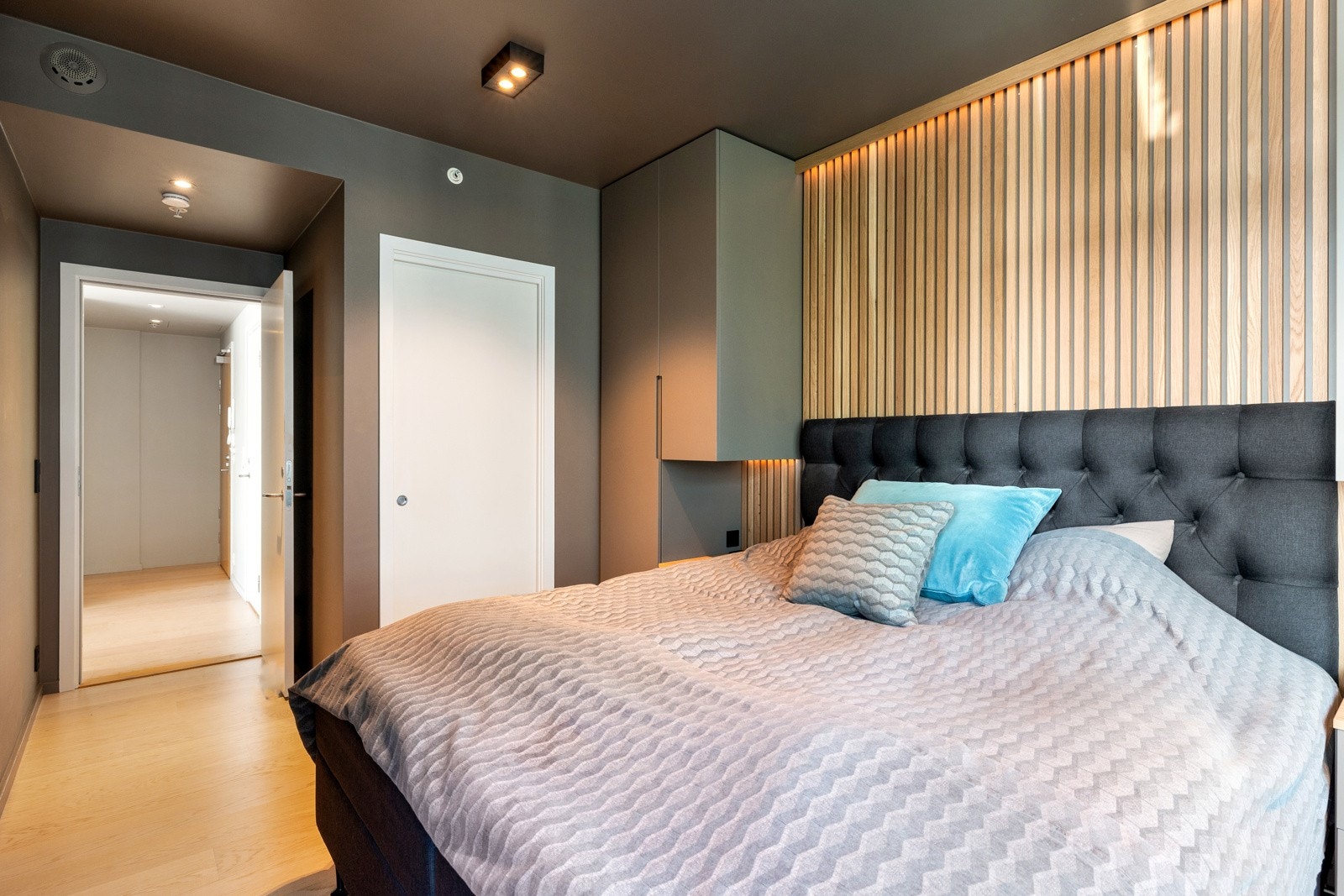 Fra soverommet er det adkomst til et garderoberom praktisk innredet med hyller, oppheng og skuffeløsninger for oppbevaring av klær. Galleribilde