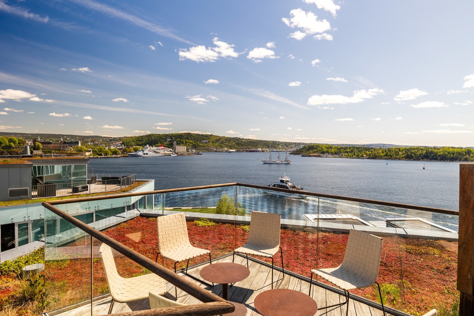 Her kan man nyte den friske sjøluften og betrakte båtene som passerer på fjorden. Galleribilde