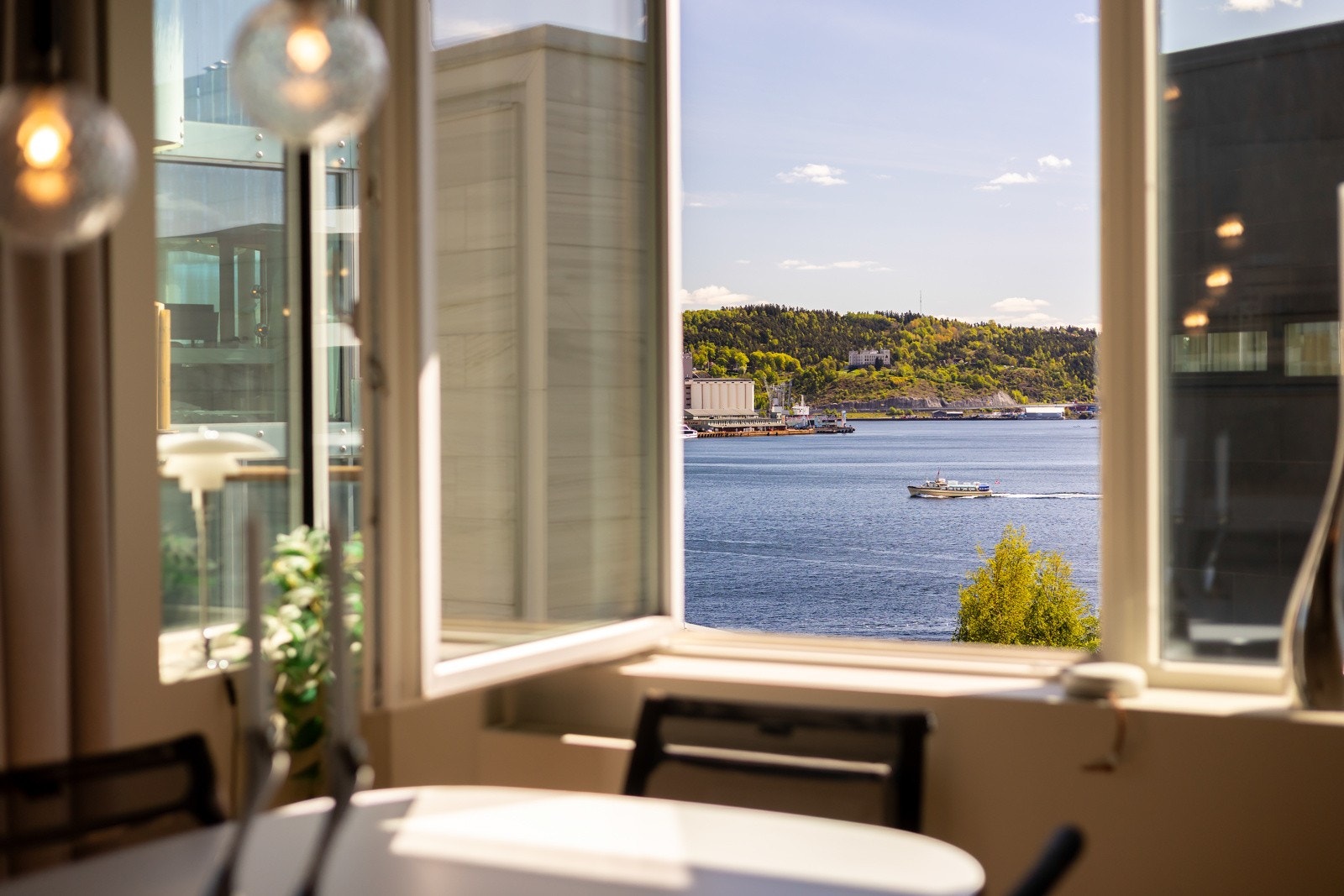 Den nydelige fjordutsikten kan også nytes fra leilighetens stue. Galleribilde