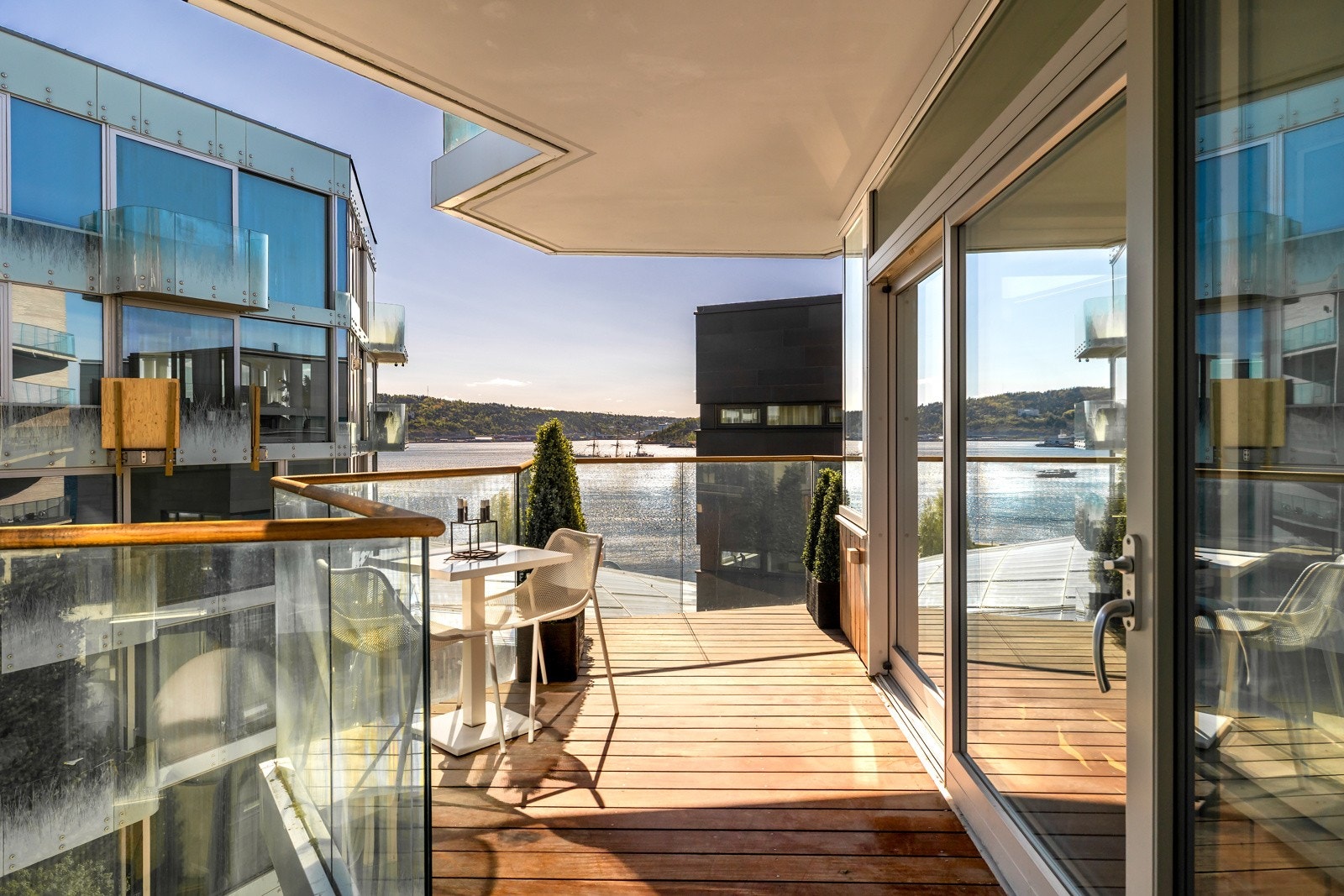 Balkongen er på 12 kvm og har god plass til utemøbler. Fra balkongen er det utsikt mot både øst og syd. Galleribilde