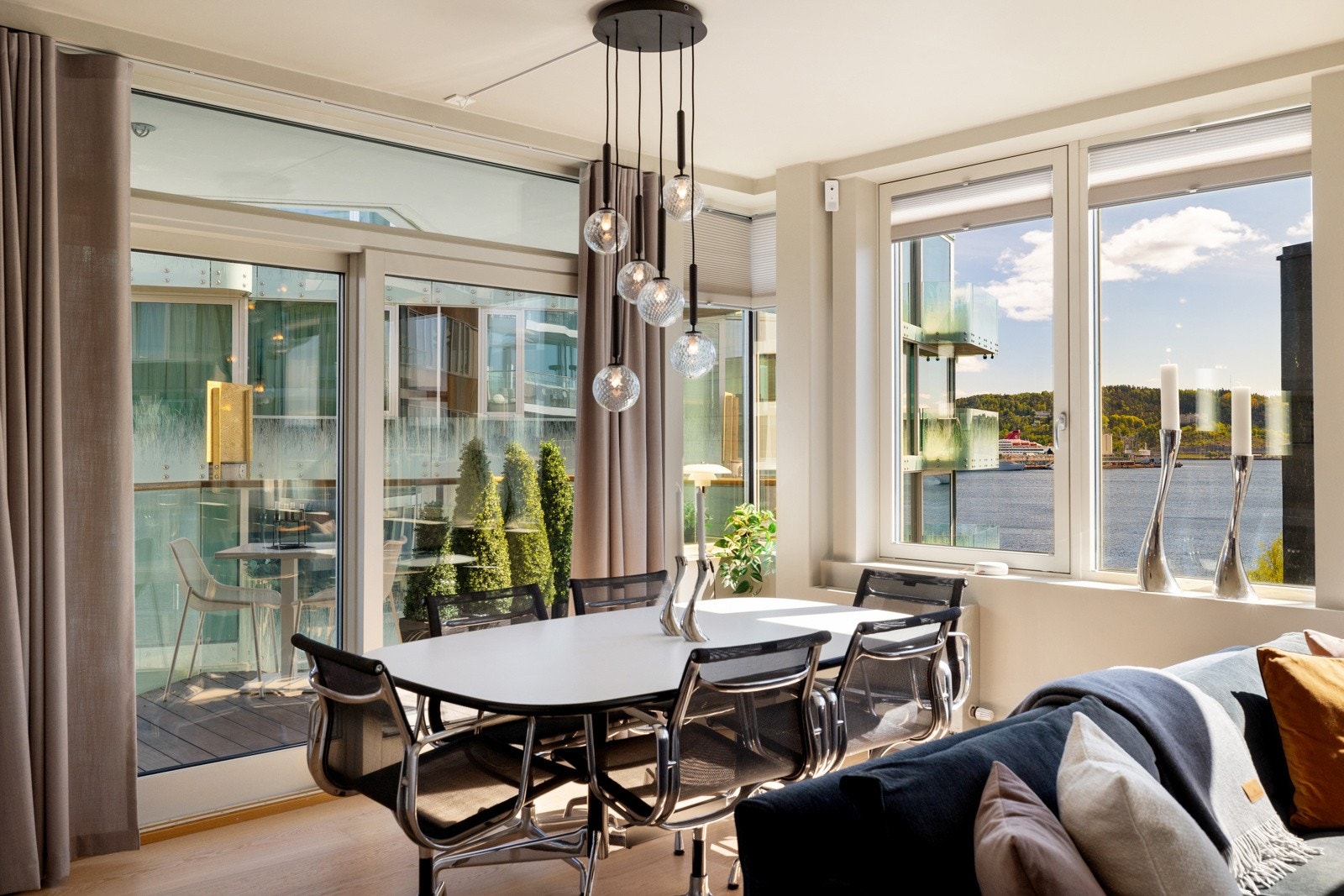 Innvendig oppleves leiligheten svært innbydende. I 2023 ble leiligheten meget delikat oppusset i regi av interiørdesigner Kaja Hanevold i lyse, harmoniske fargevalg og spesialtilpassede innredninger levert av Framnæs Interiør. Galleribilde