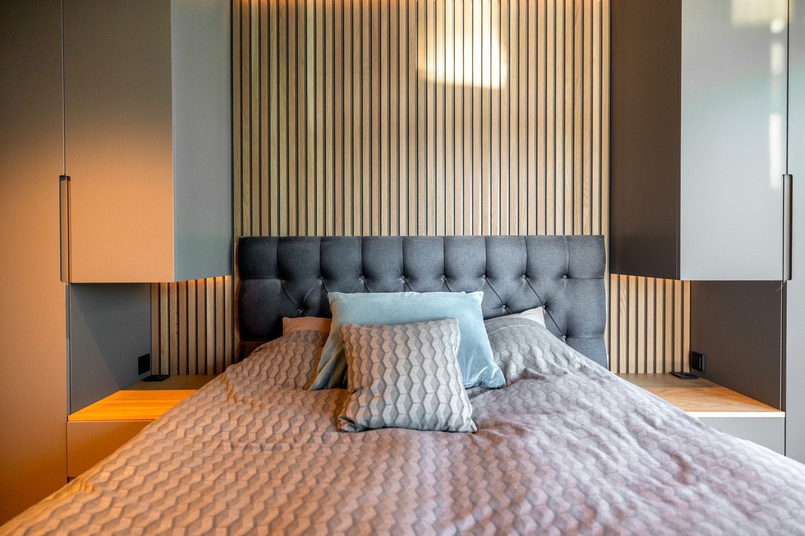 Soverommet har plass til dobbeltseng. Legg merke til de spesialtilpassende nattbordene med integrert belysning og sorte stikkontakter fra ELKO Plus. Galleribilde