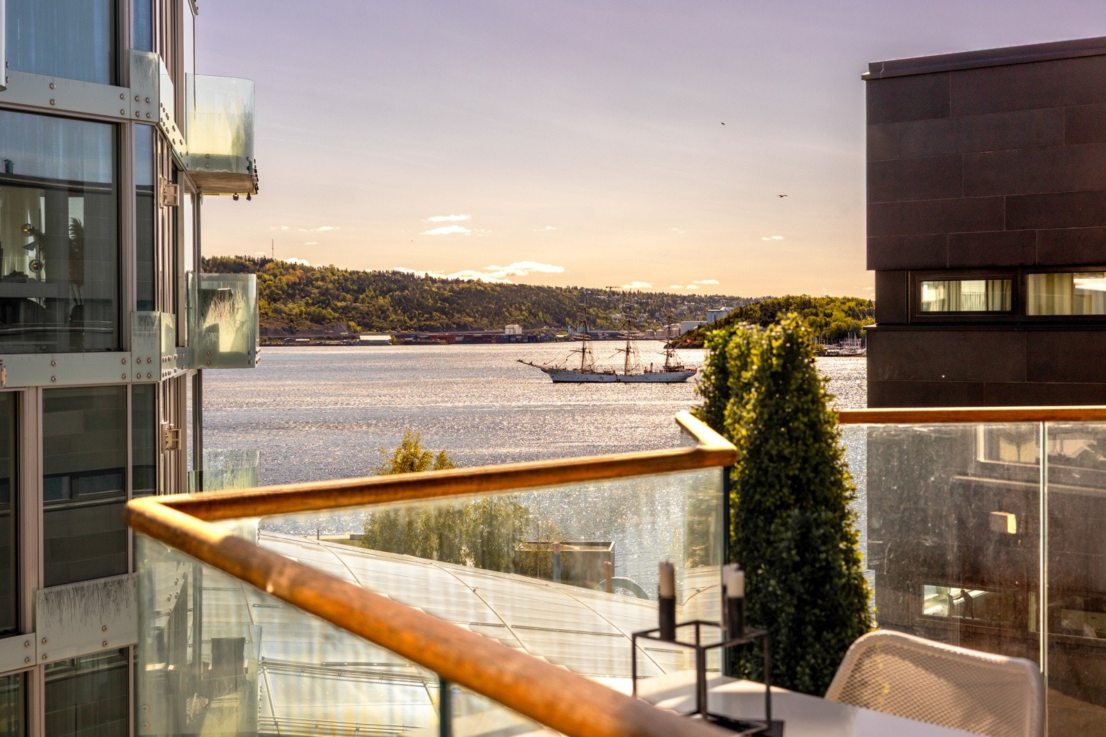 Leiligheten har en stor og overbygget balkong med nydelig utsikt mot fjorden! Galleribilde