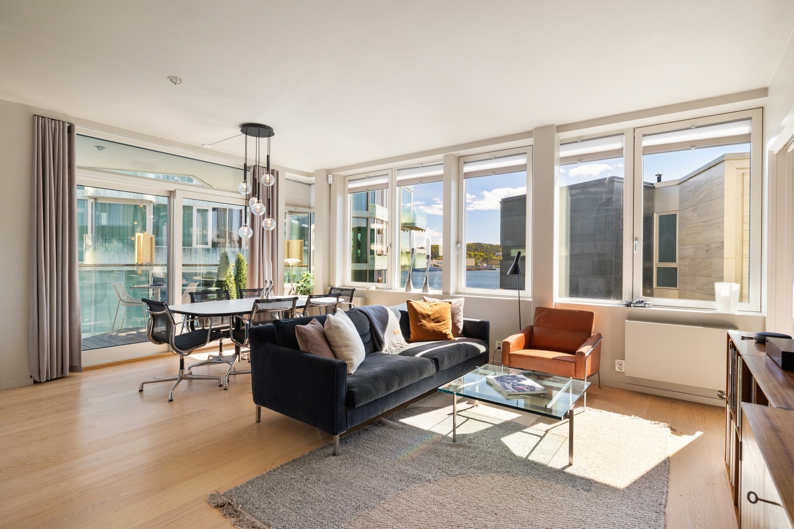 Stuen og kjøkkenet ligger i åpen løsning, og oppleves romslig med naturlig lys fra flere vindusflater og god himlingshøyde på 2,60 meter. Galleribilde