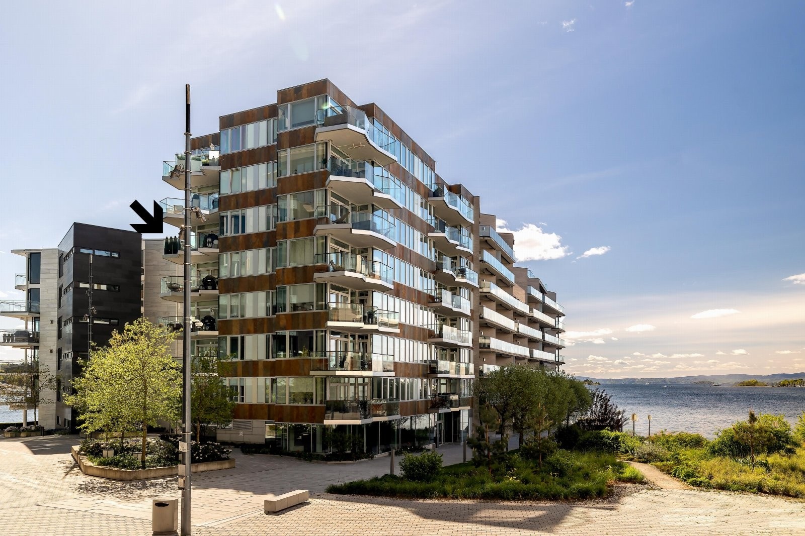 Bygget ligger midt på Tjuvholmens ytterste del, også kalt "holmen", og er tegnet av det anerkjente arkitektkontoret Jensen og Skodvin AS. Galleribilde