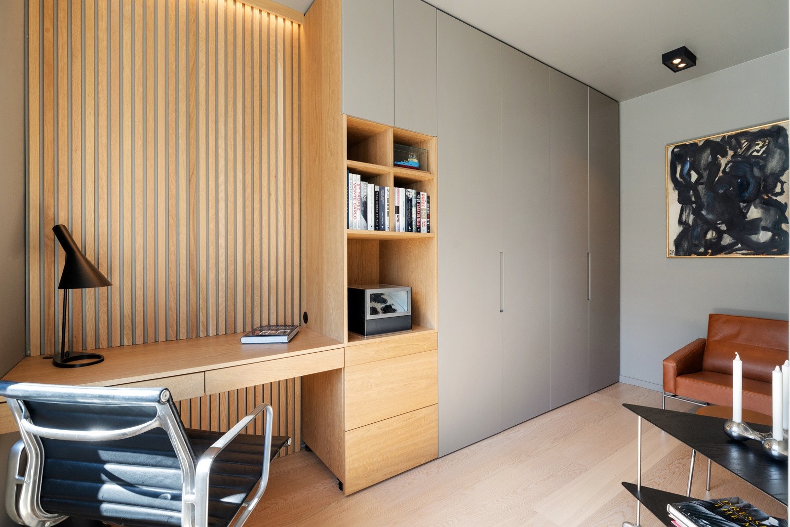 Dette soverommet har rikelig med skapplass og en stilren kontorløsning med blant annet spiler og integrert belysning. Galleribilde