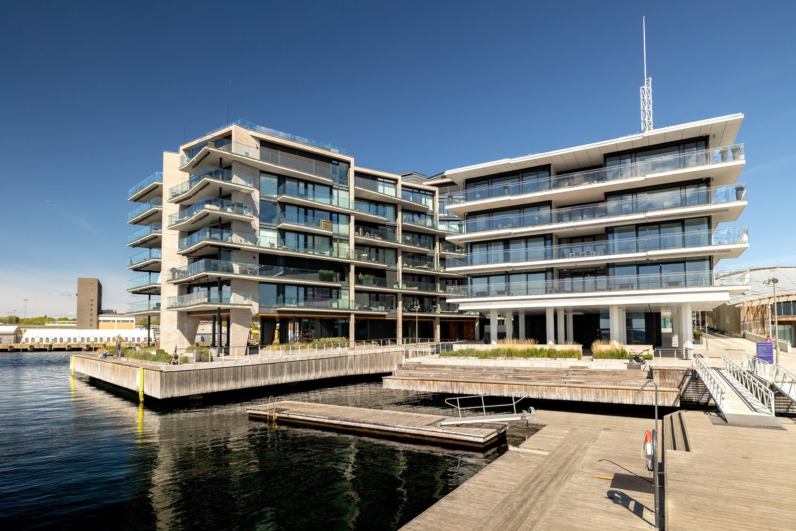 Tjuvholmen ligger nesten utenkelig flott til, som en bilfri oase midt i Oslofjorden - på hovedstadens flotteste tomt - med utallige fasiliteter samlet på ett og samme sted. Galleribilde