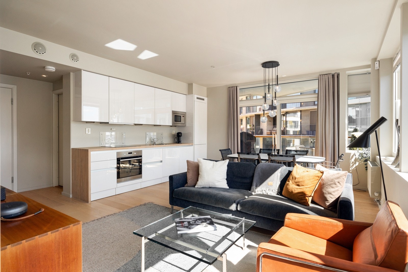 Romløsningen gir plass til både spisebord og sofagruppe, og rommet fungerer som et naturlig samlingspunkt - enten du inviterer gjester eller nyter en rolig kveld hjemme. Galleribilde