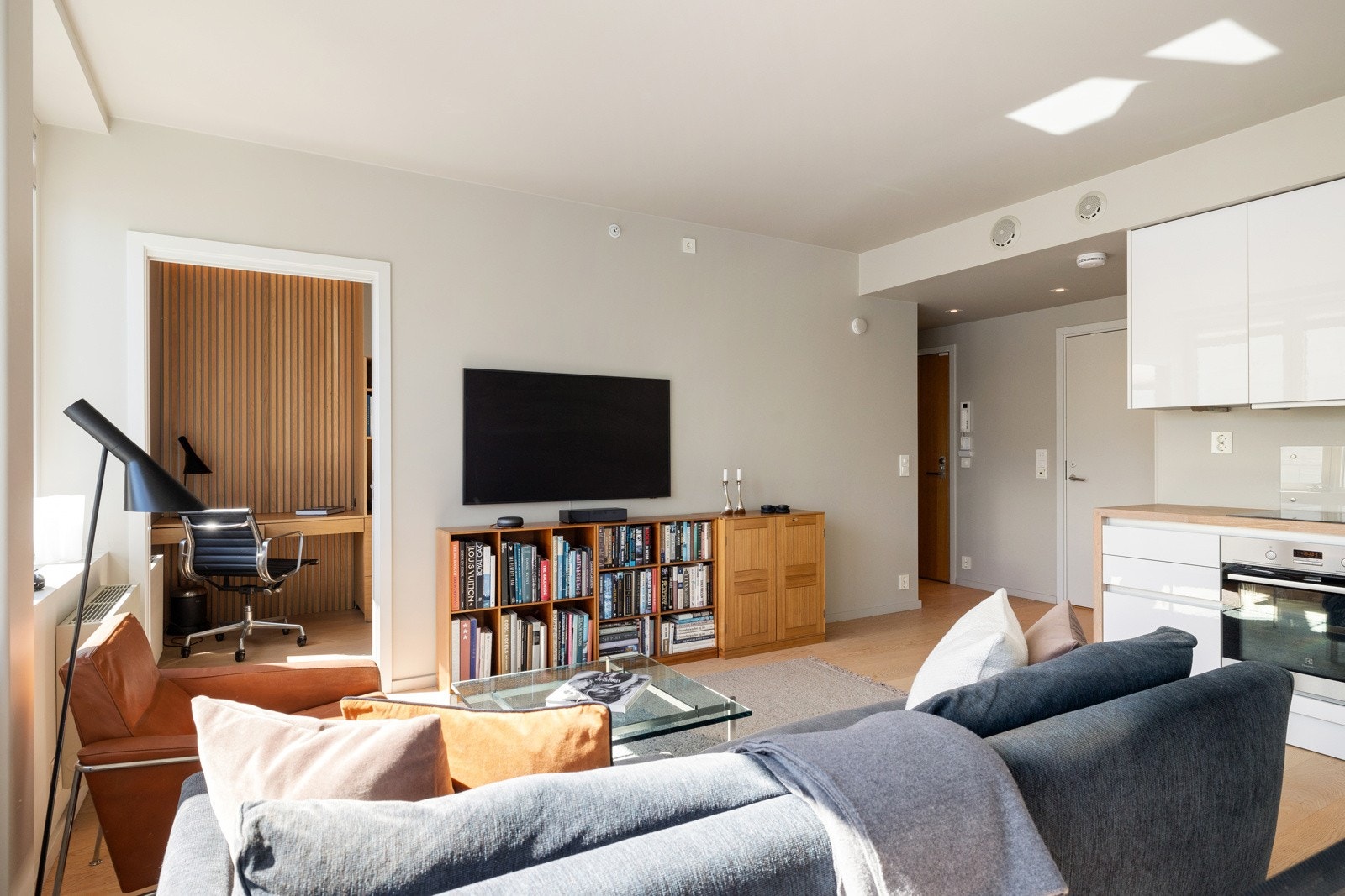 Leiligheten har balansert ventilasjon og vannbåren varme til radiatorer i stue og soverom. Oppvarming og varmtvann er inkludert i fellesutgiftene. Galleribilde