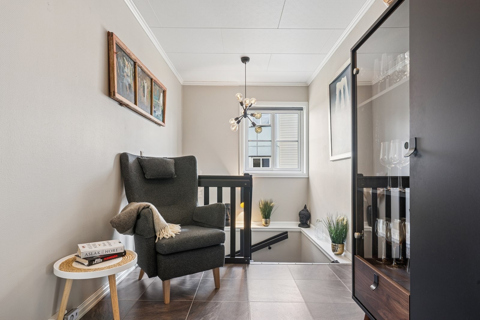 Hall med trapp ned til u.etg. Galleribilde