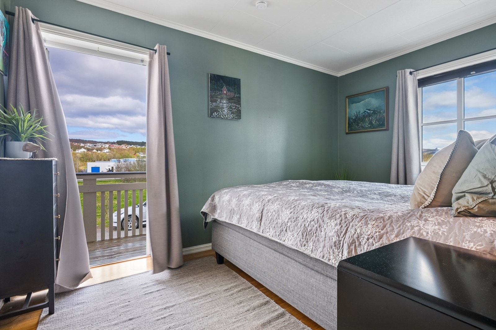 Fra soverommet er det utgang til balkong med kveldssol Galleribilde