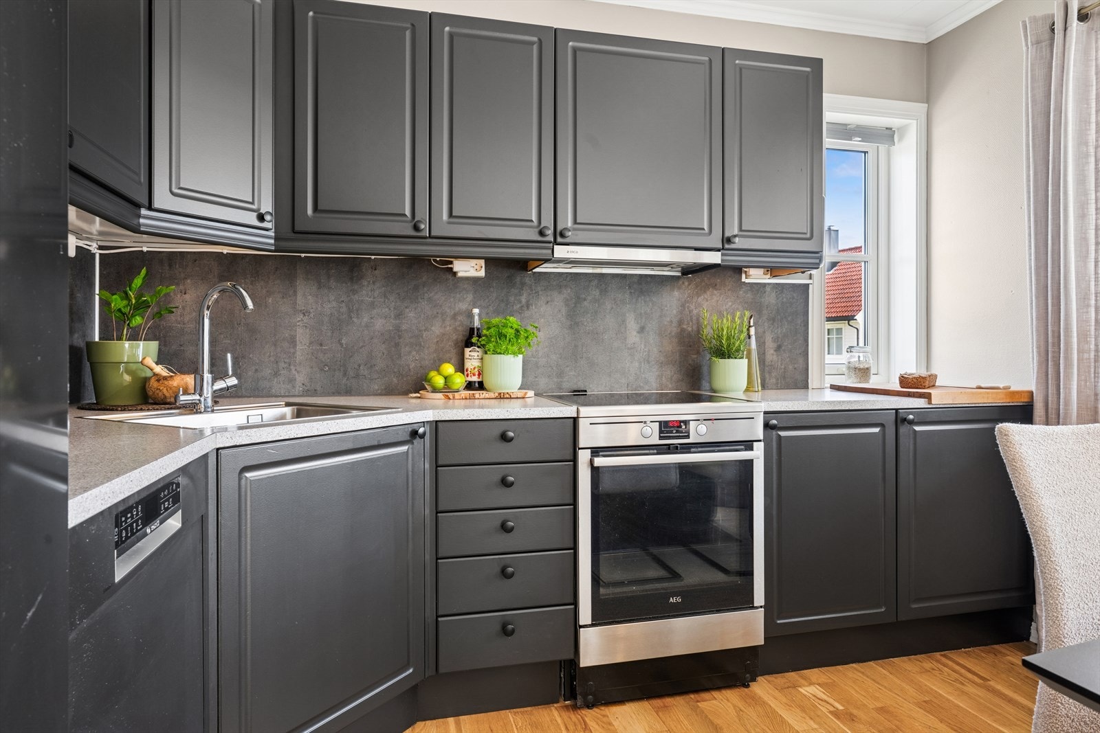 Praktisk kjøkken med malt innredning. Godt utnyttet med mye skappplass Galleribilde