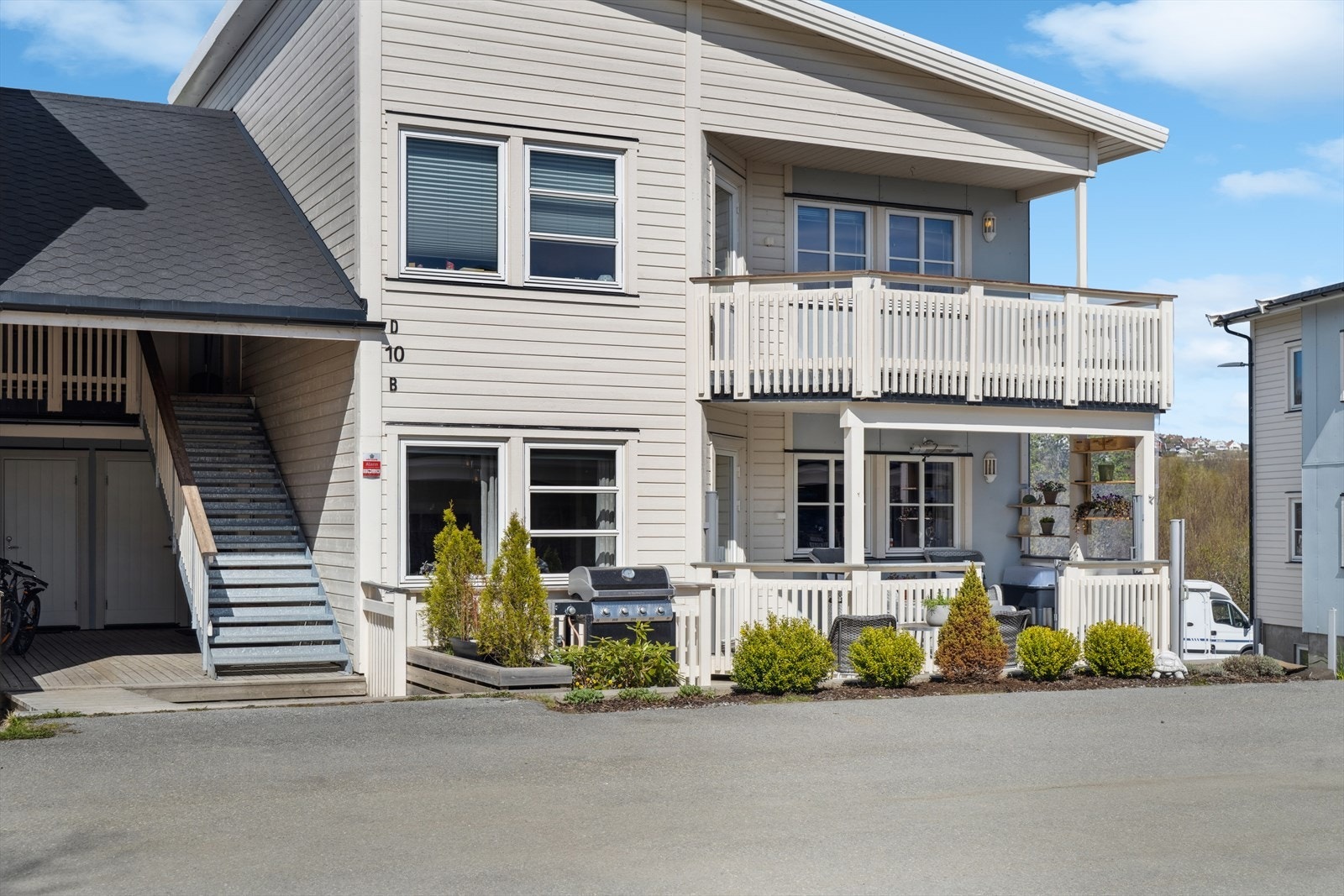 Trivelig opparbeidet uteområde rundt boligen Galleribilde