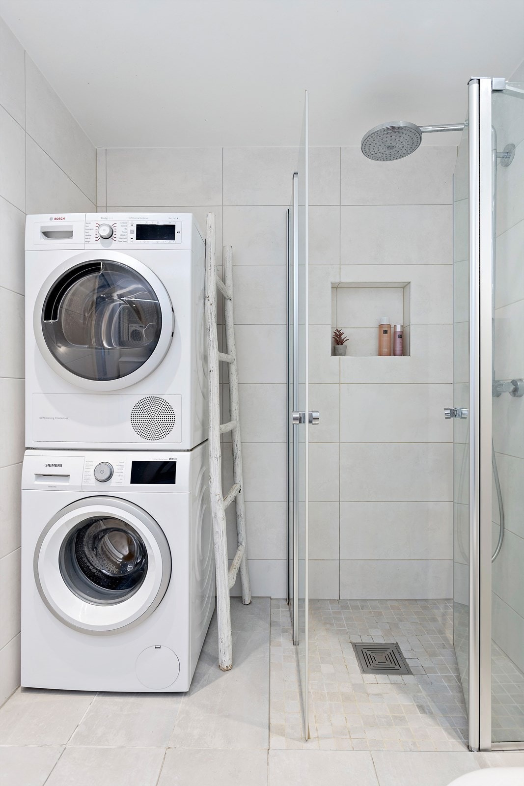 Det er også opplegg for både vaskemaskin og tørketrommel, samt installert rørfordelingsskap for enkel tilgang til vannsystemet. Galleribilde