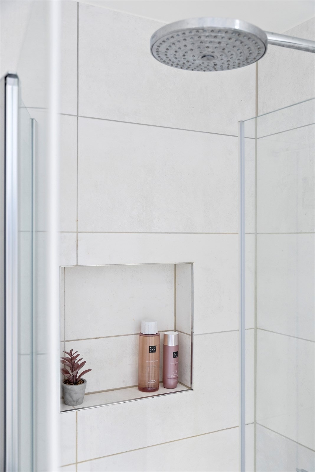 Badet har både elektrisk gulvvarme og mekanisk avtrekk for et godt inneklima. Galleribilde