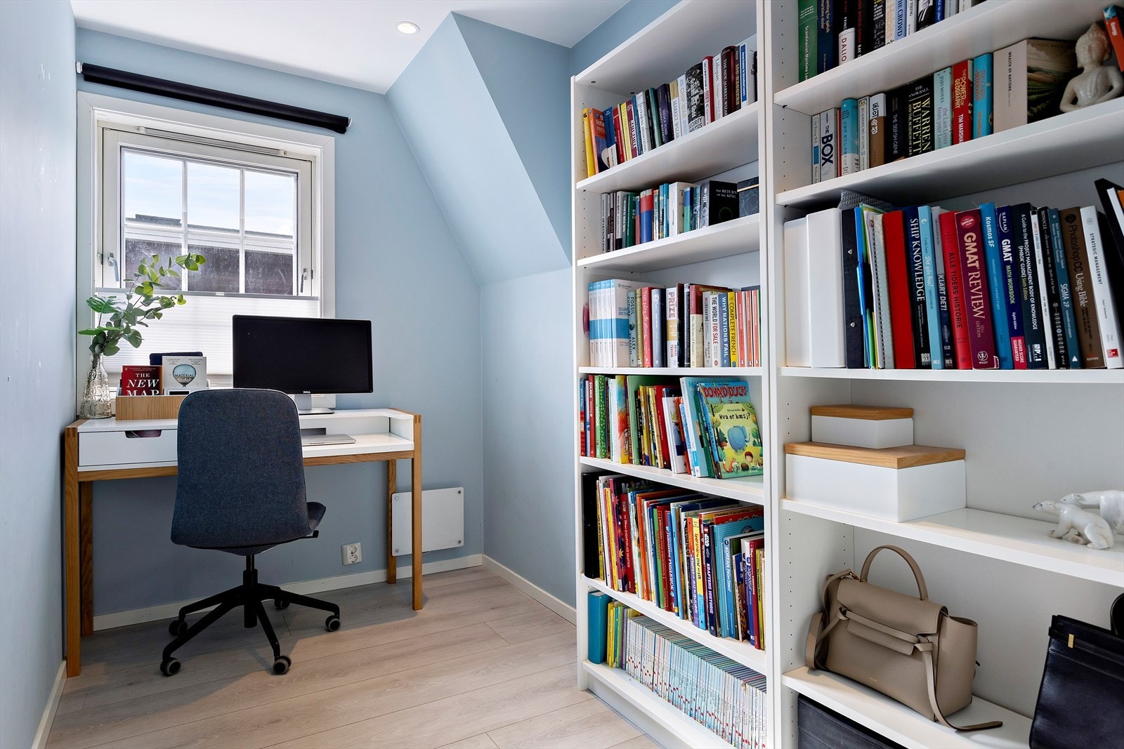 Boligen har et ekstra rom som i dag benyttes som kontor. Rommet har vindu som gir naturlig dagslys, og gir en ideell arbeidsplass for hjemmekontor, studier eller kreative aktiviteter. Galleribilde