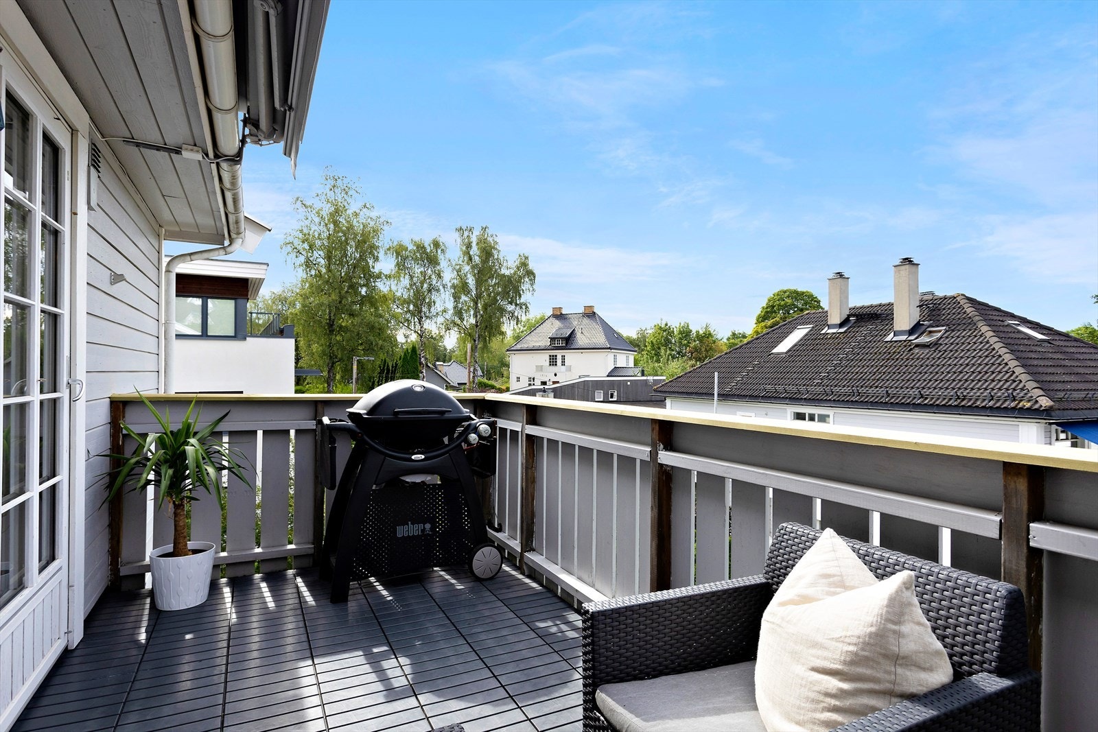 Lys, pen og gjennomgående villaleilighet pusset opp i 2017 med både solrik balkong, garasje og felles hage. Galleribilde