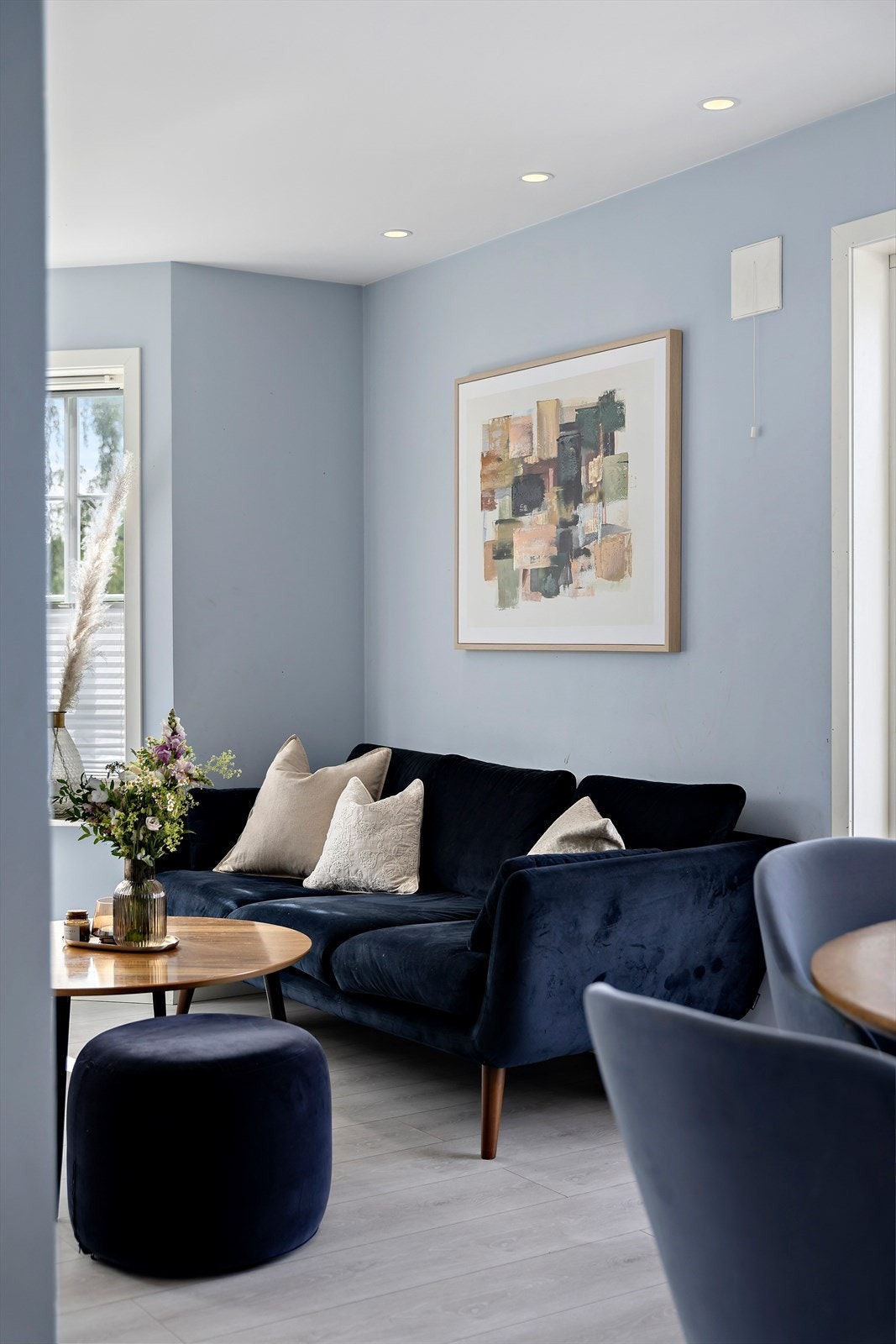 På gulvet er det lagt lys laminat som gir et stilrent uttrykk og er lettstelt i hverdagen. Galleribilde