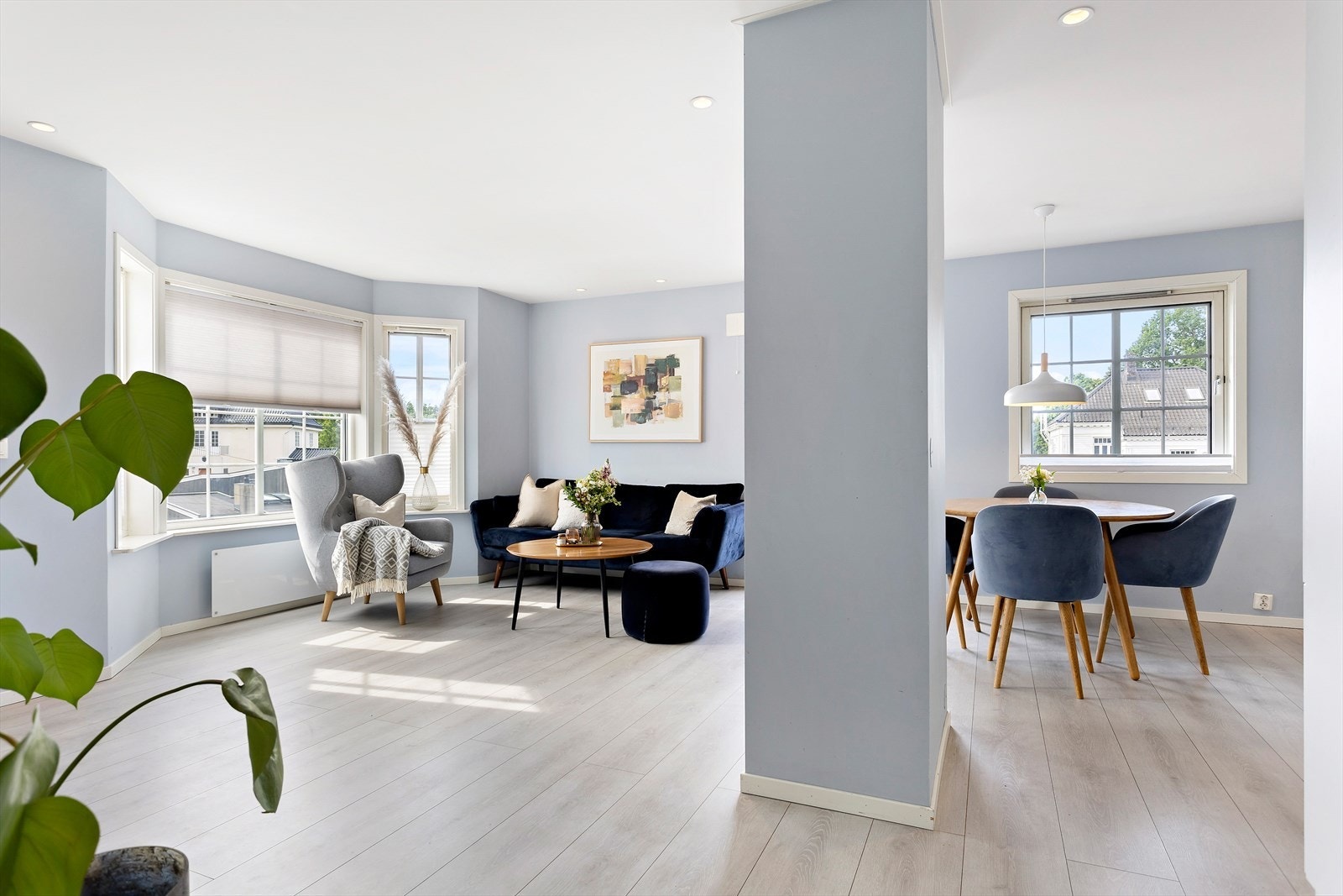 Det er installert gulvvarme via varmefolie, noe som bidrar til jevn og behagelig temperatur gjennom hele året. Galleribilde