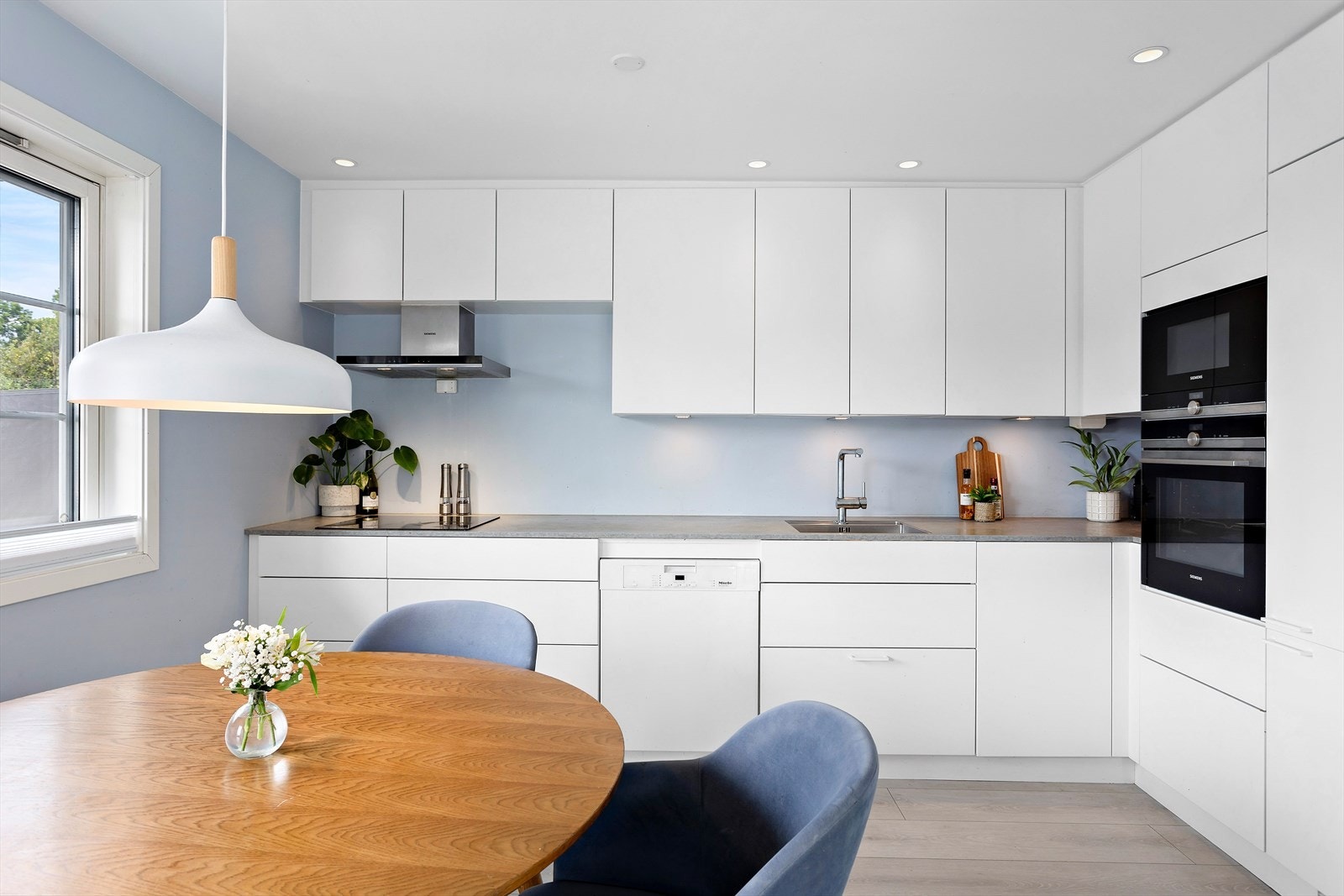 Kjøkkenet er praktisk utstyrt med integrerte hvitevarer: stekeovn, platetopp, oppvaskmaskin, mikroovn samt kjøl- og fryseskap. Galleribilde