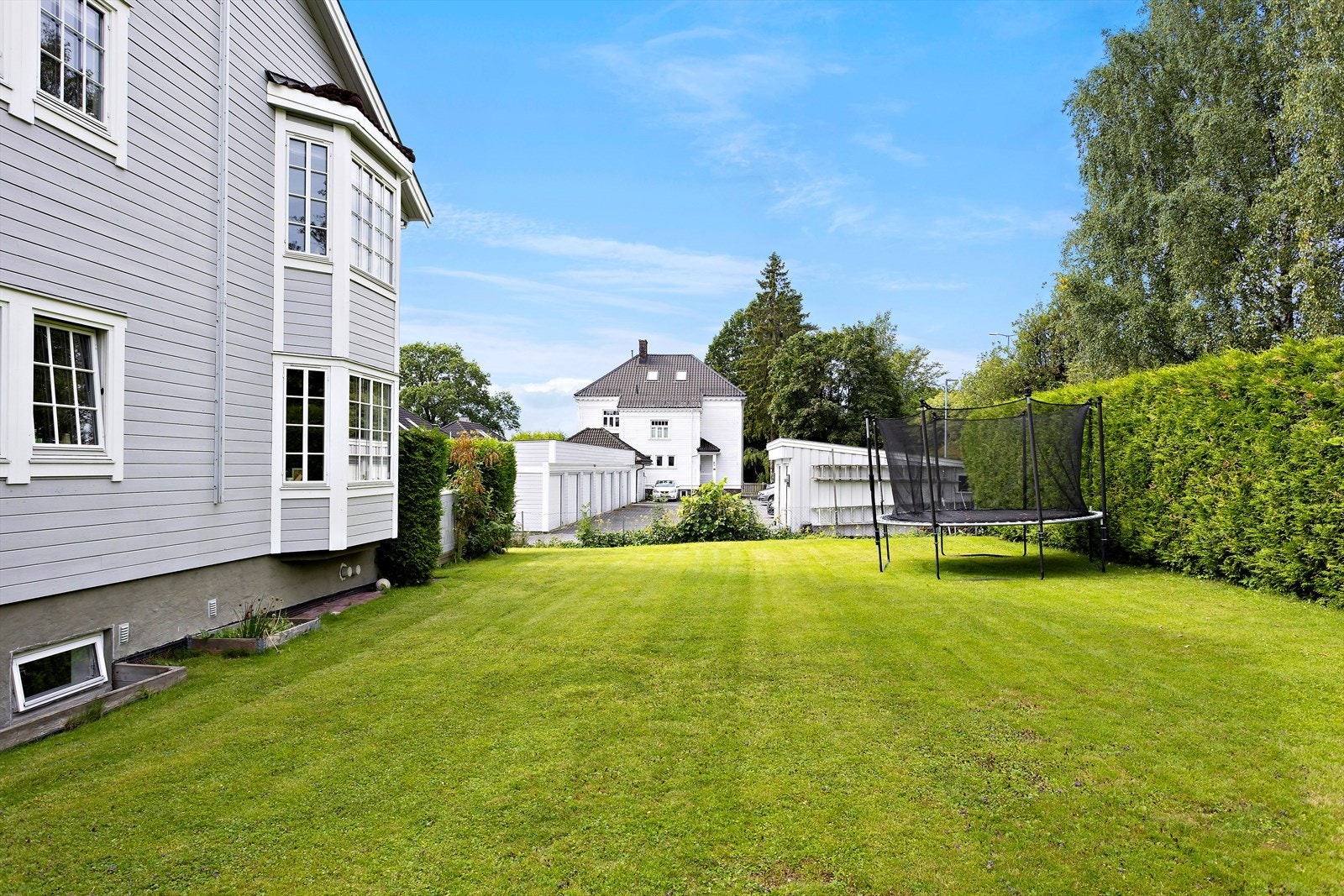 Stor, felles hage til beboerne. Her er det mye boltringsplass for store og små! Galleribilde